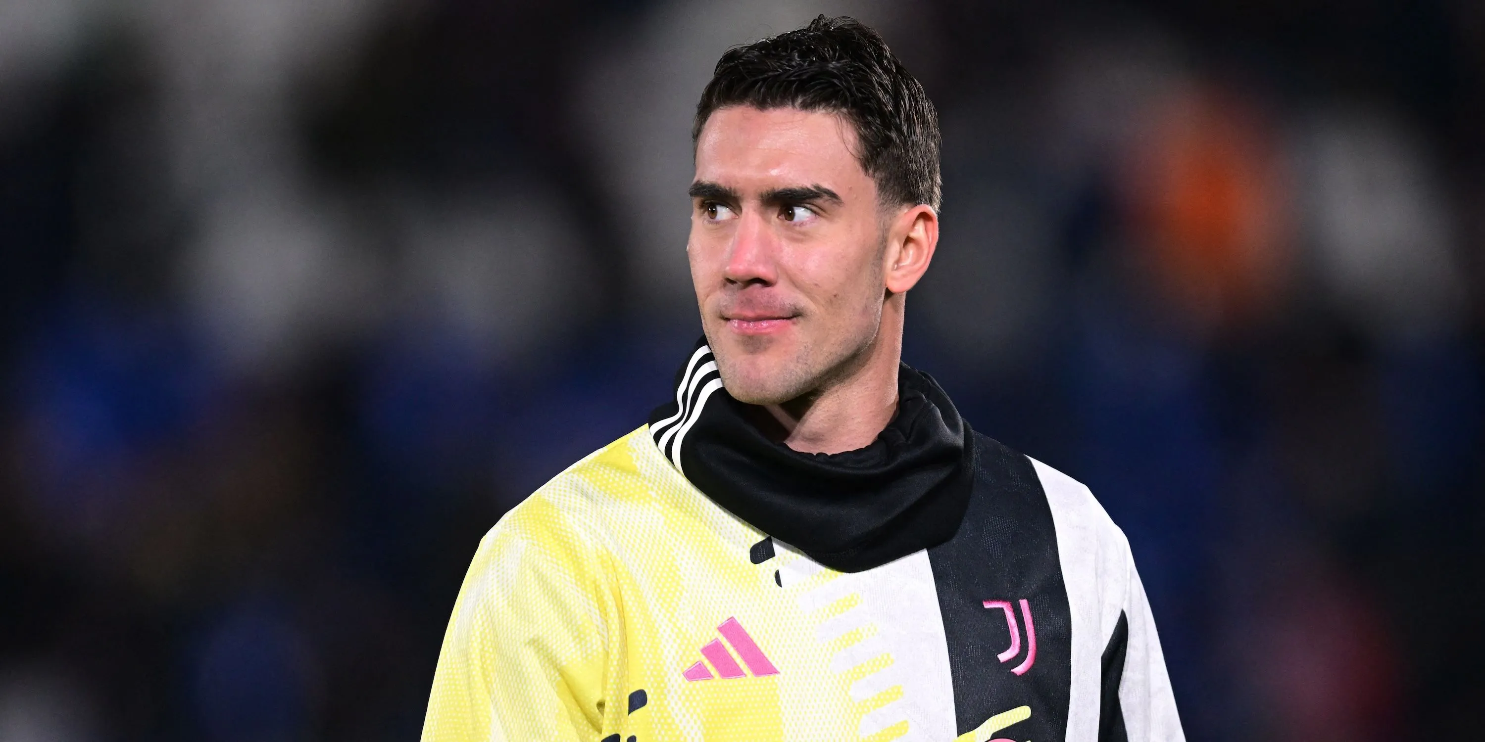 Tiền đạo Juventus Dusan Vlahovic, người được Arsenal liên hệ, khởi động trước trận đấu