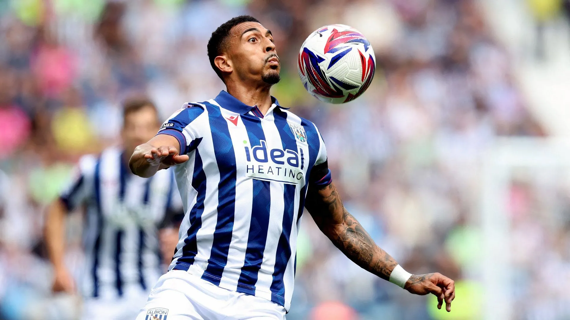 Tiền đạo Karlan Grant của West Brom nỗ lực đi bóng trong trận gặp Leeds United, thể hiện sự đa năng trên hàng công