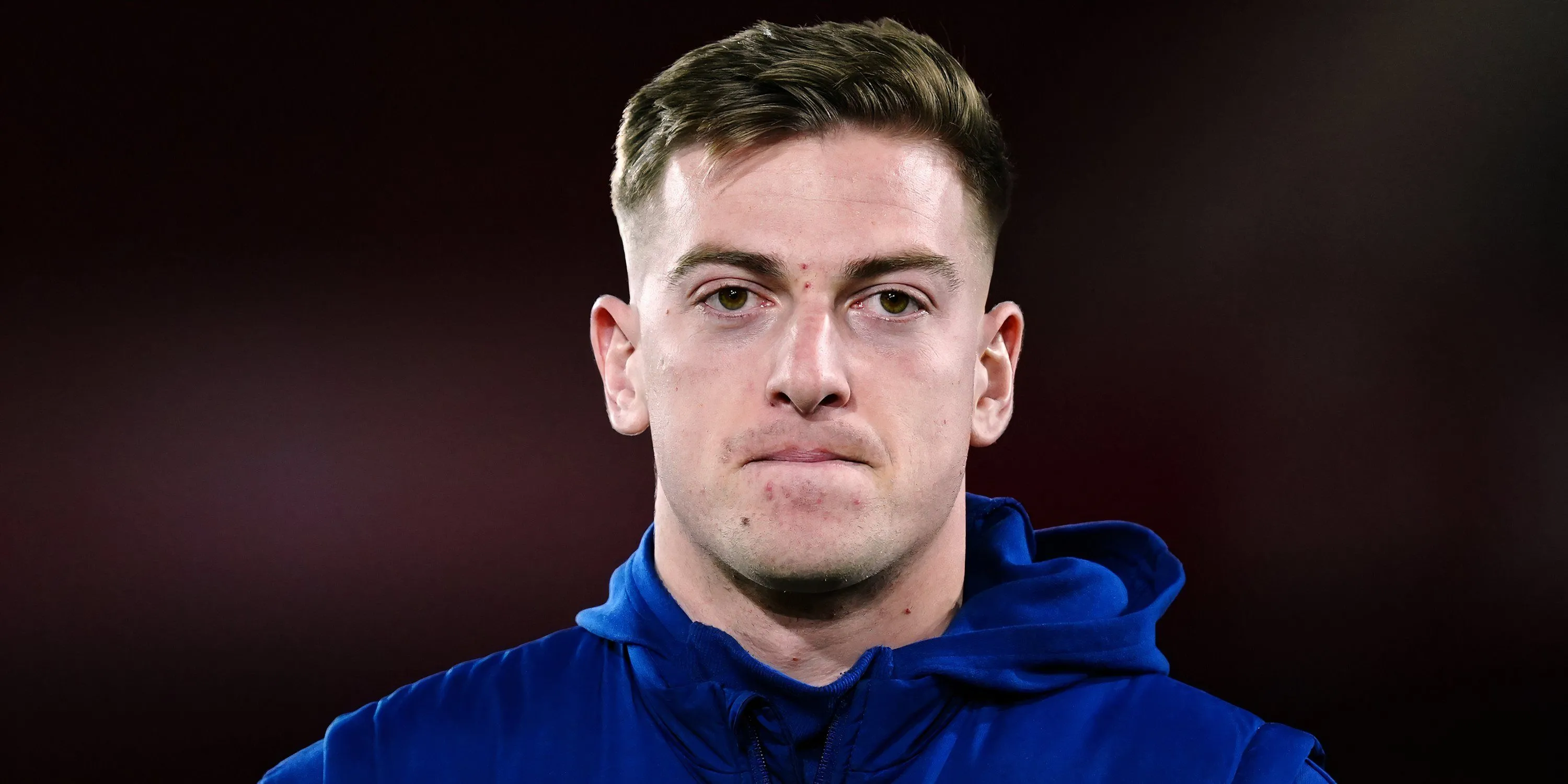Tiền đạo Liam Delap của Ipswich Town khởi động trước trận đấu