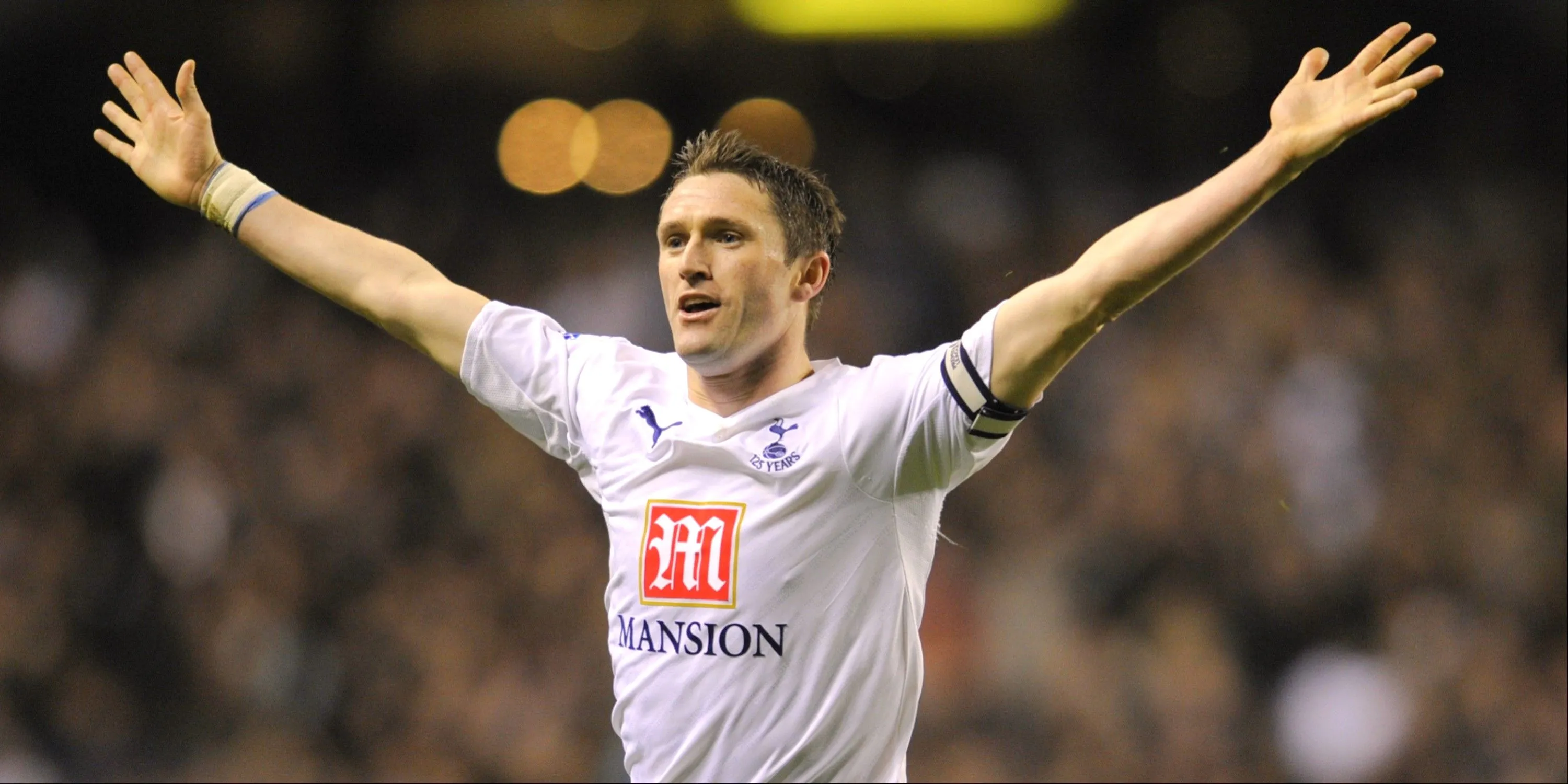 Tiền đạo Robbie Keane ăn mừng bàn thắng theo phong cách đặc trưng của mình khi khoác áo Tottenham