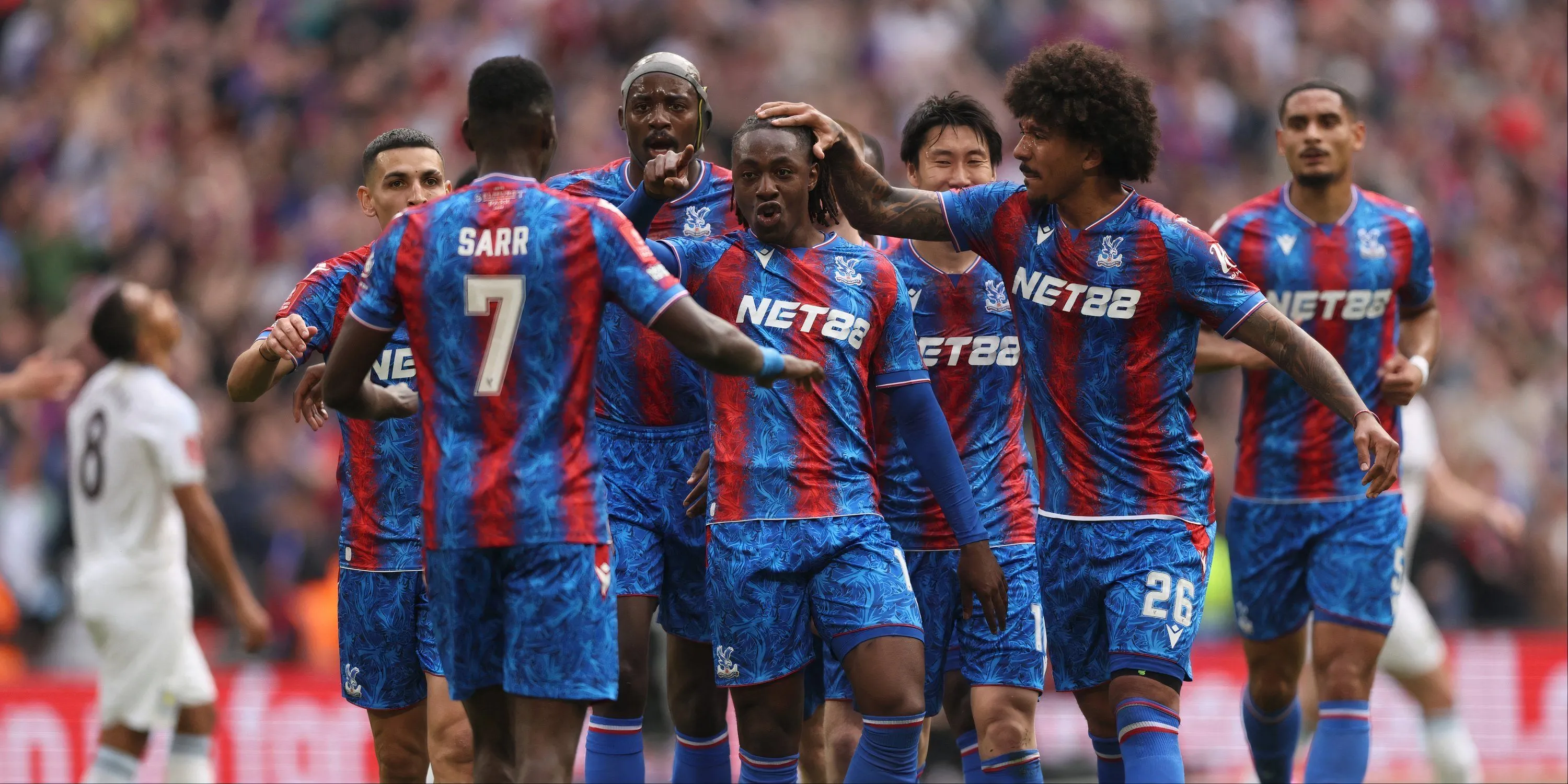 Tiền vệ Eberechi Eze của Crystal Palace thi đấu trên sân
