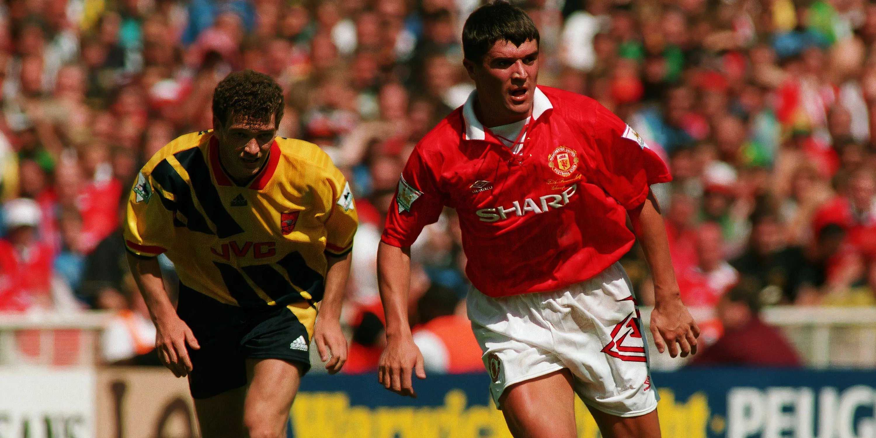 Tiền vệ huyền thoại Roy Keane trong màu áo Manchester United
