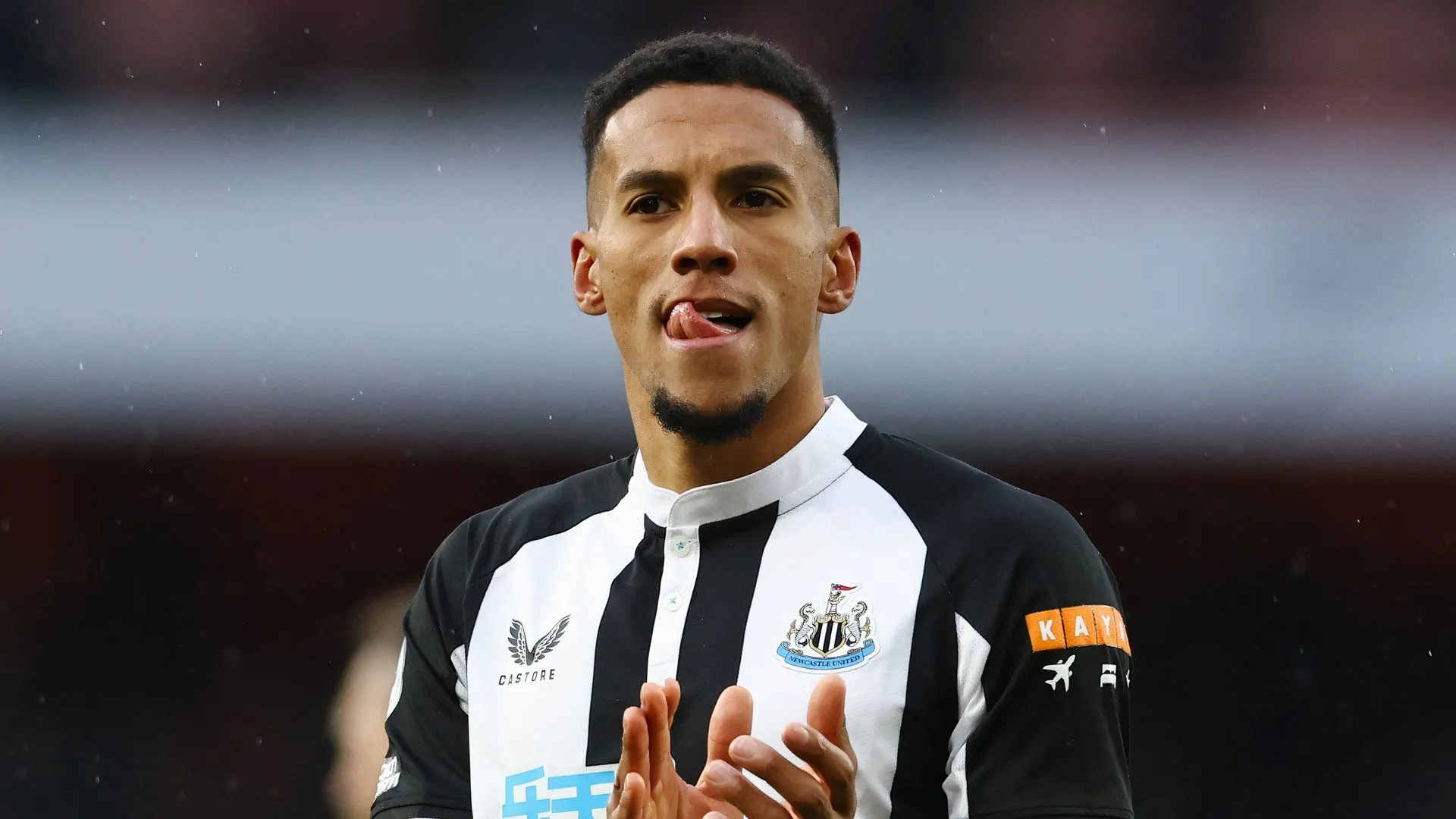 Tiền vệ Isaac Hayden trong màu áo Portsmouth mùa giải trước