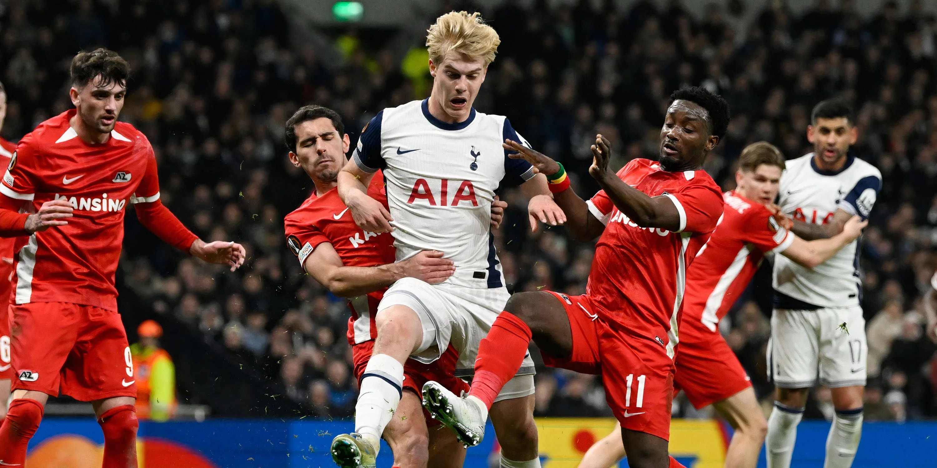Tiền vệ Lucas Bergvall của Tottenham tập luyện
