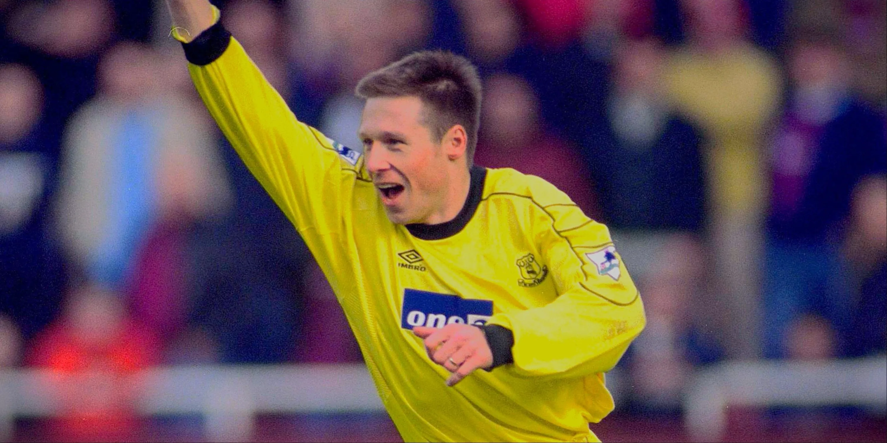 Tiền vệ Nick Barmby ăn mừng bàn thắng trong màu áo Everton tại Goodison Park