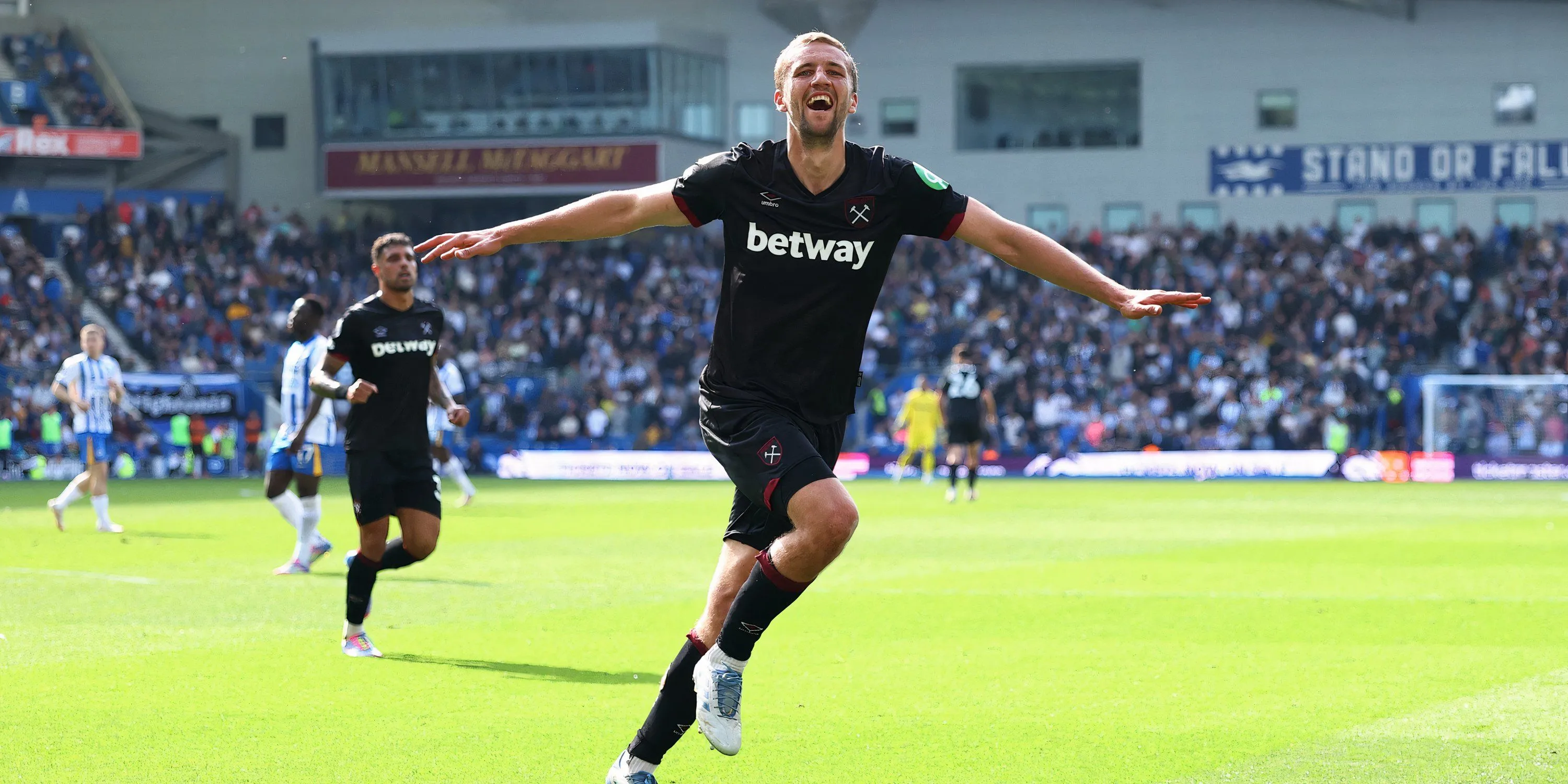Tiền vệ Tomas Soucek trong màu áo West Ham, cầu thủ Everton đang đàm phán