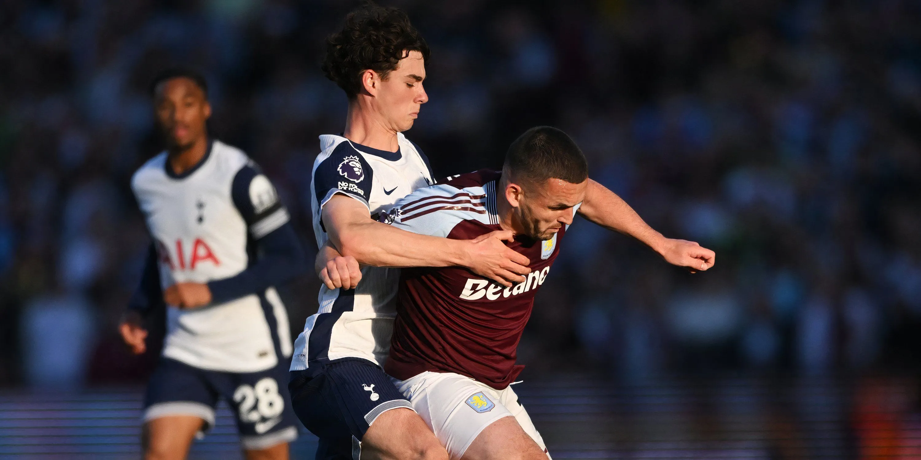 Tiền vệ trẻ Archie Gray thi đấu không hiệu quả ở tuyến giữa Tottenham