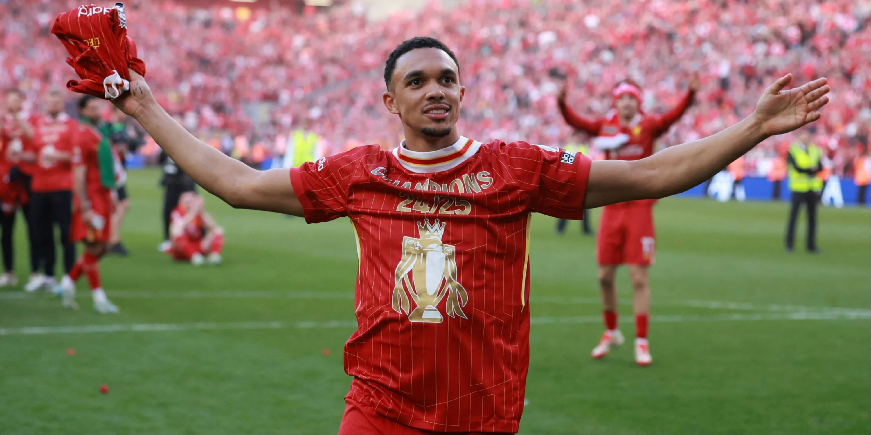 Trent Alexander-Arnold trong một pha xử lý bóng cho Liverpool