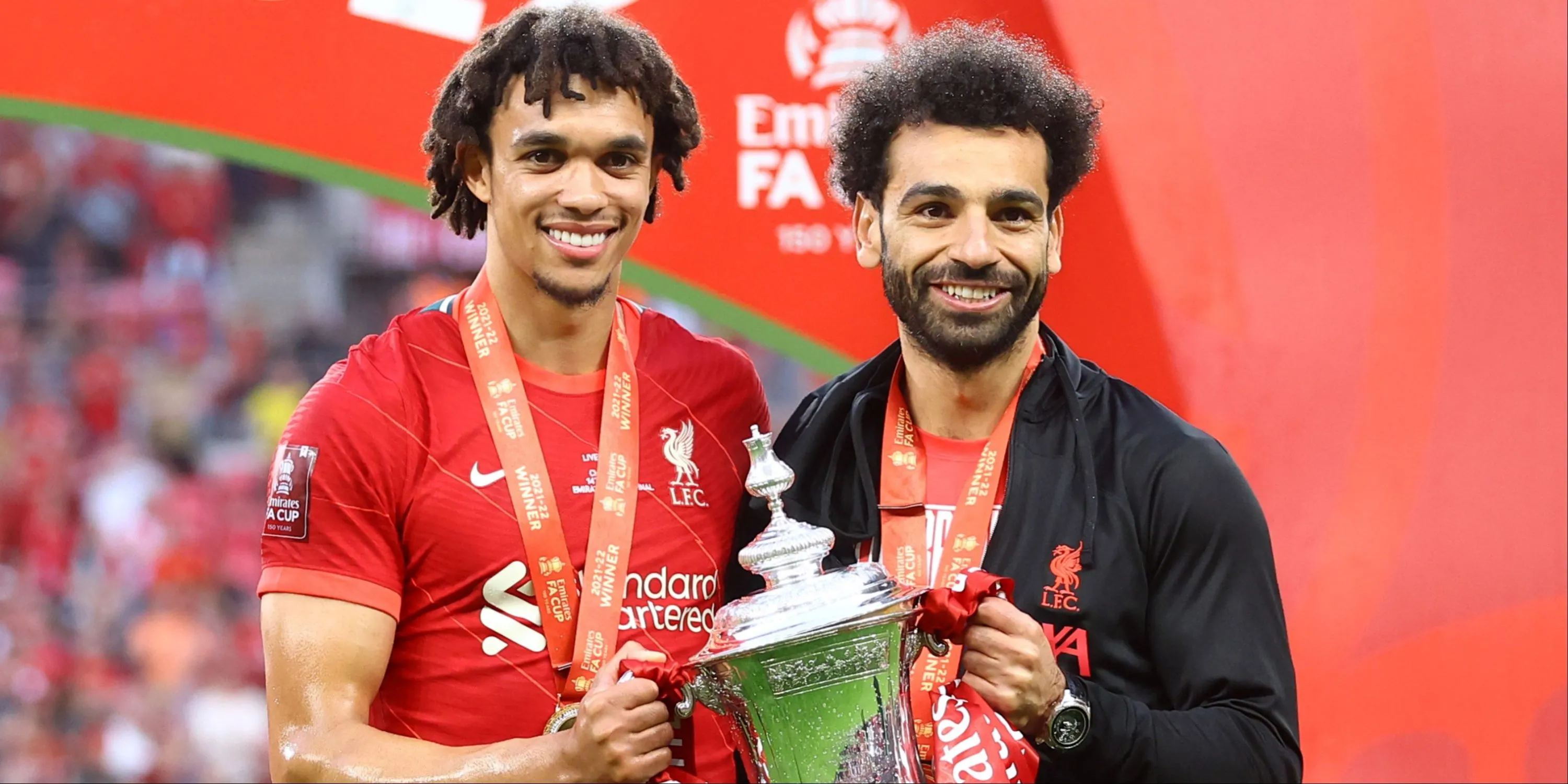 Trent Alexander-Arnold và Mohamed Salah nâng cao cúp FA