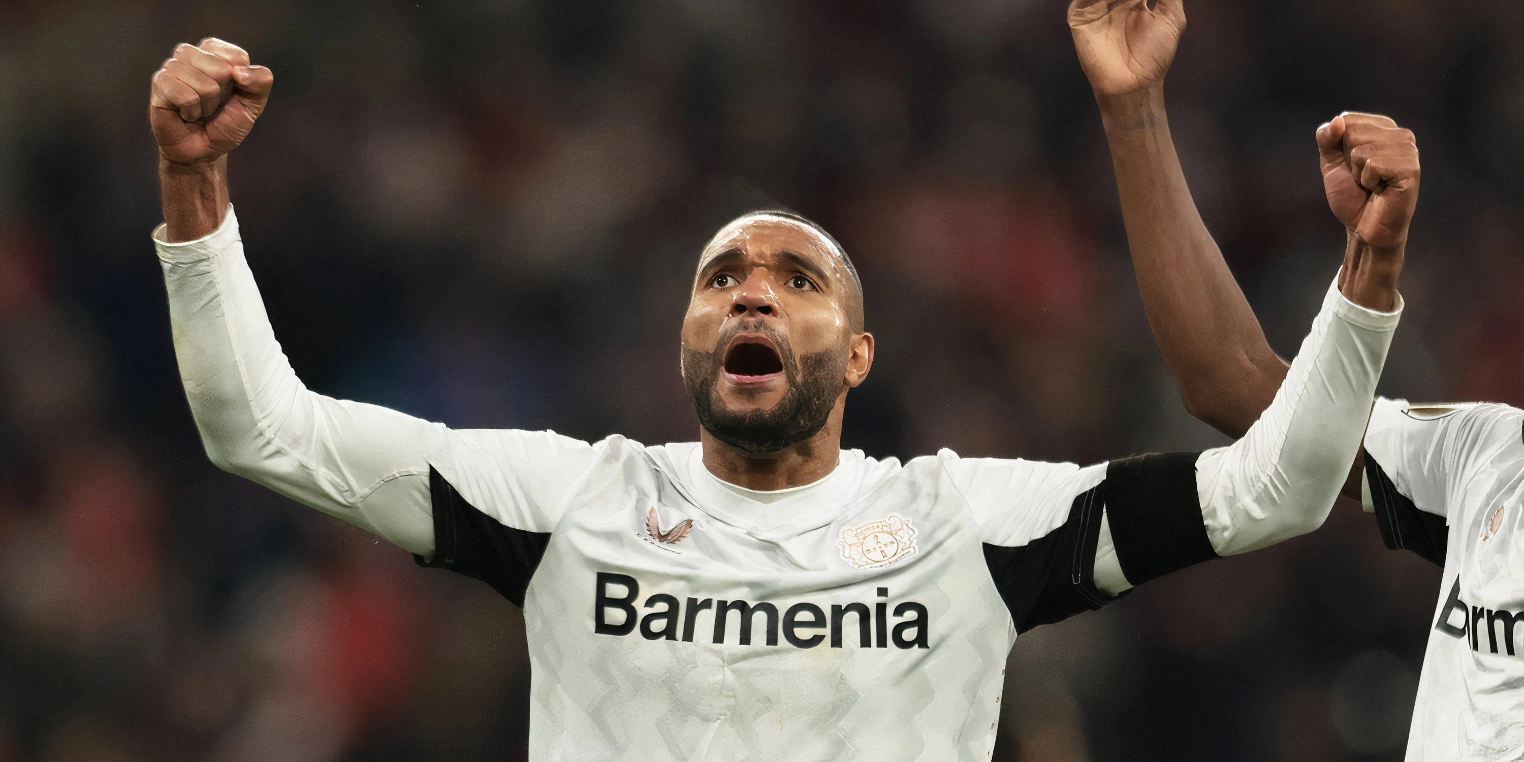 Trung vệ Jonathan Tah thi đấu cho Bayer Leverkusen tại DFB Pokal