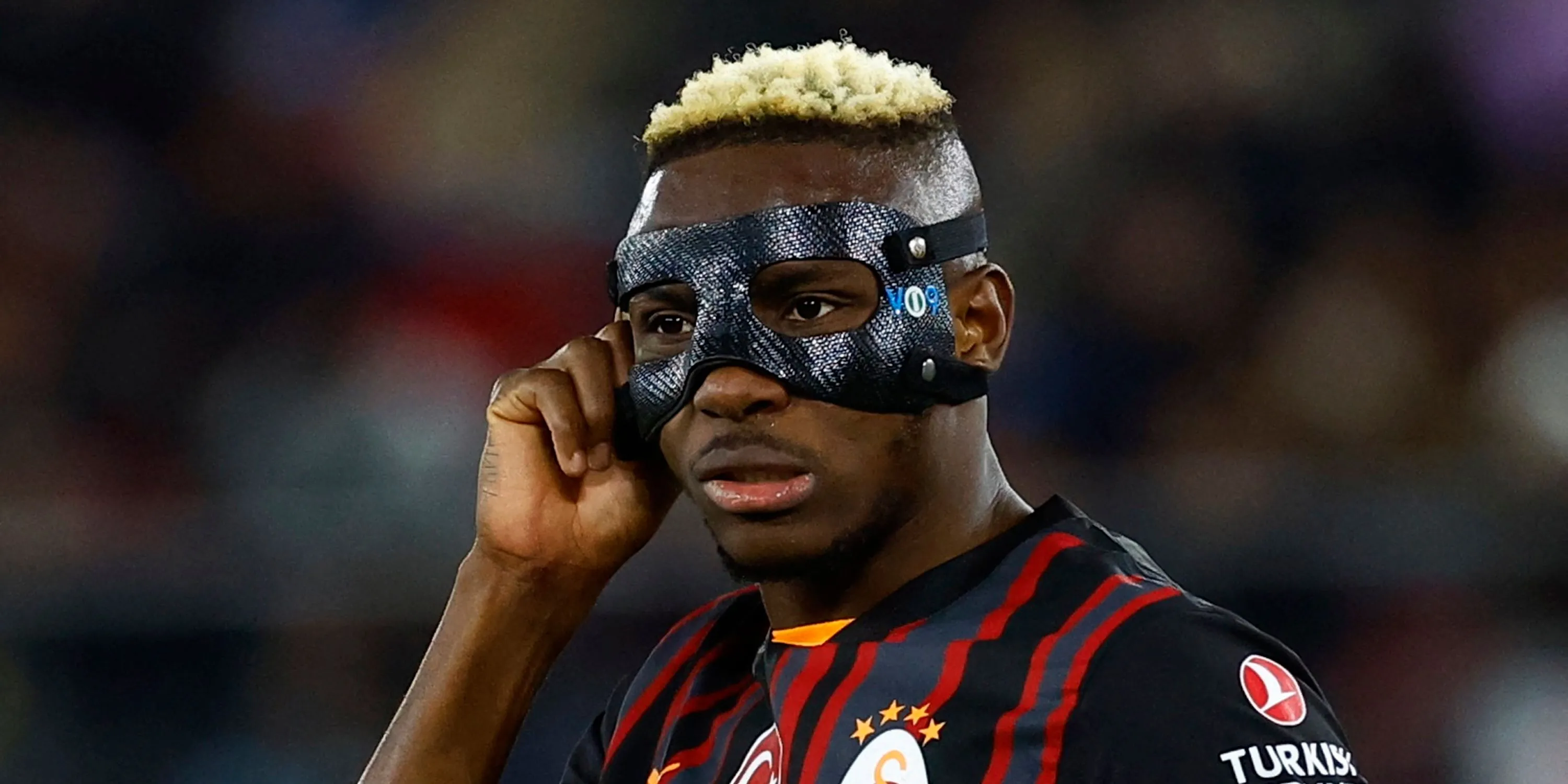 Victor Osimhen thi đấu với mặt nạ bảo vệ trong màu áo Galatasaray
