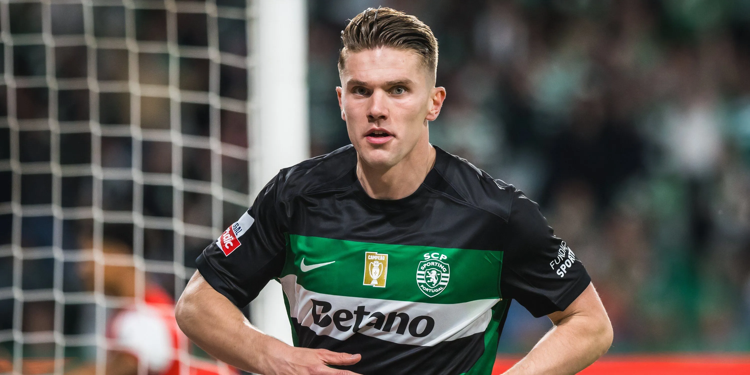 Viktor Gyokeres ăn mừng bàn thắng cho Sporting CP giữa sự săn đón của Arsenal và MU