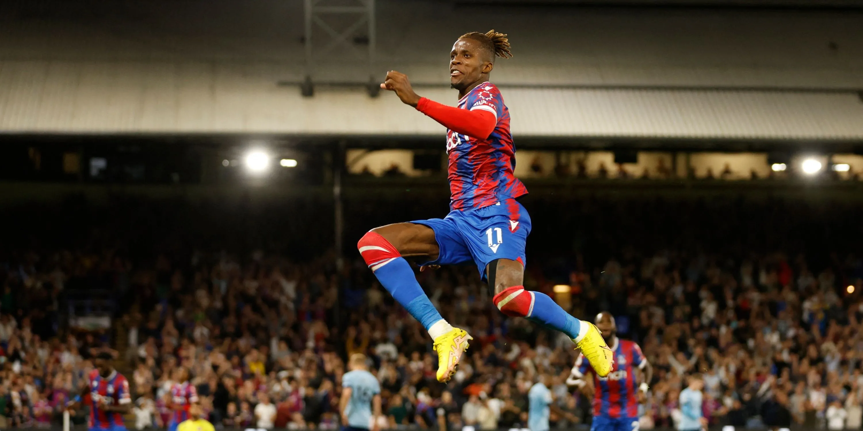Wilfried Zaha ăn mừng bàn thắng cho Crystal Palace