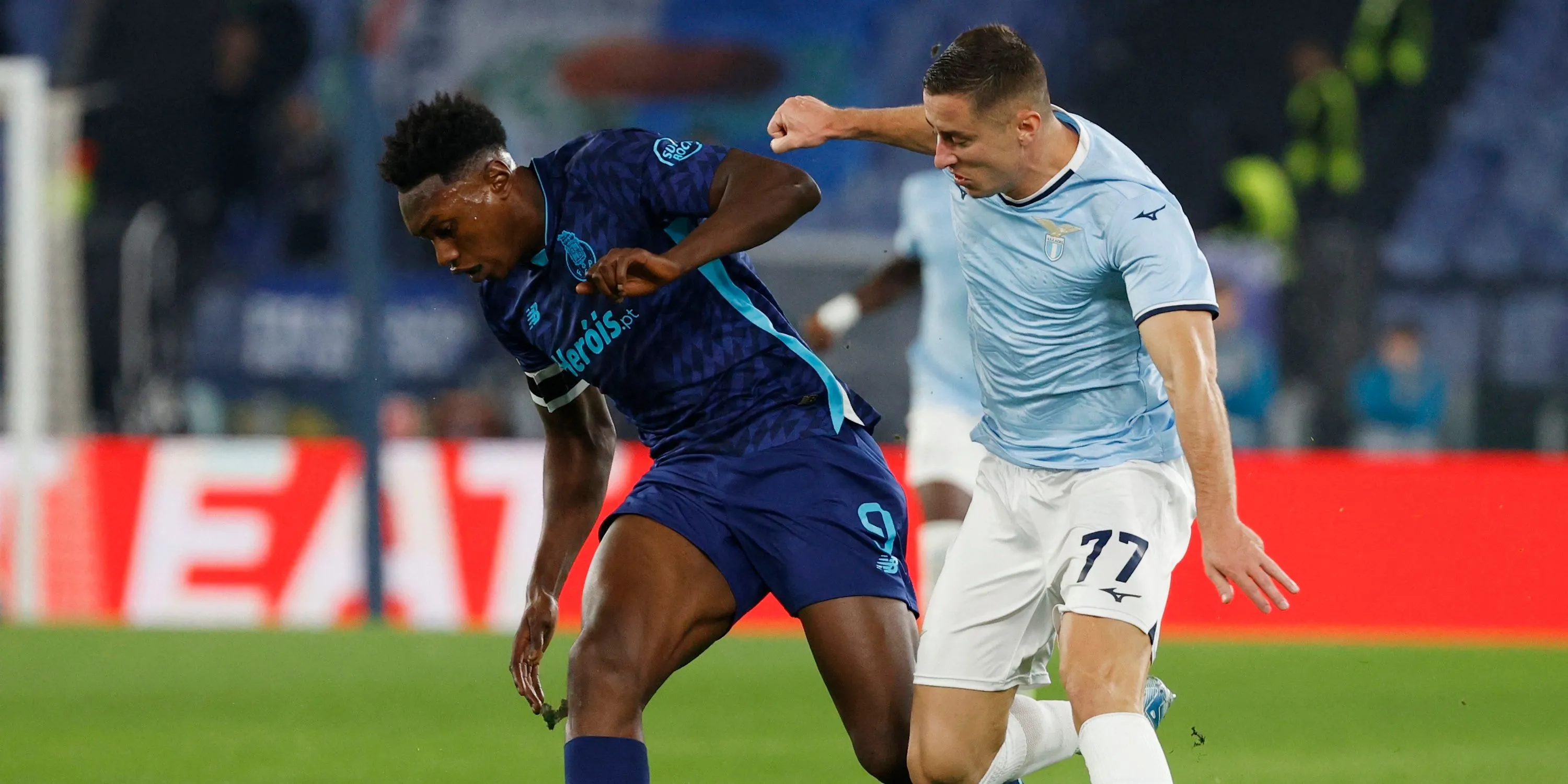 Adam Marusic của Lazio đối đầu với Samu Omorodion của FC Porto