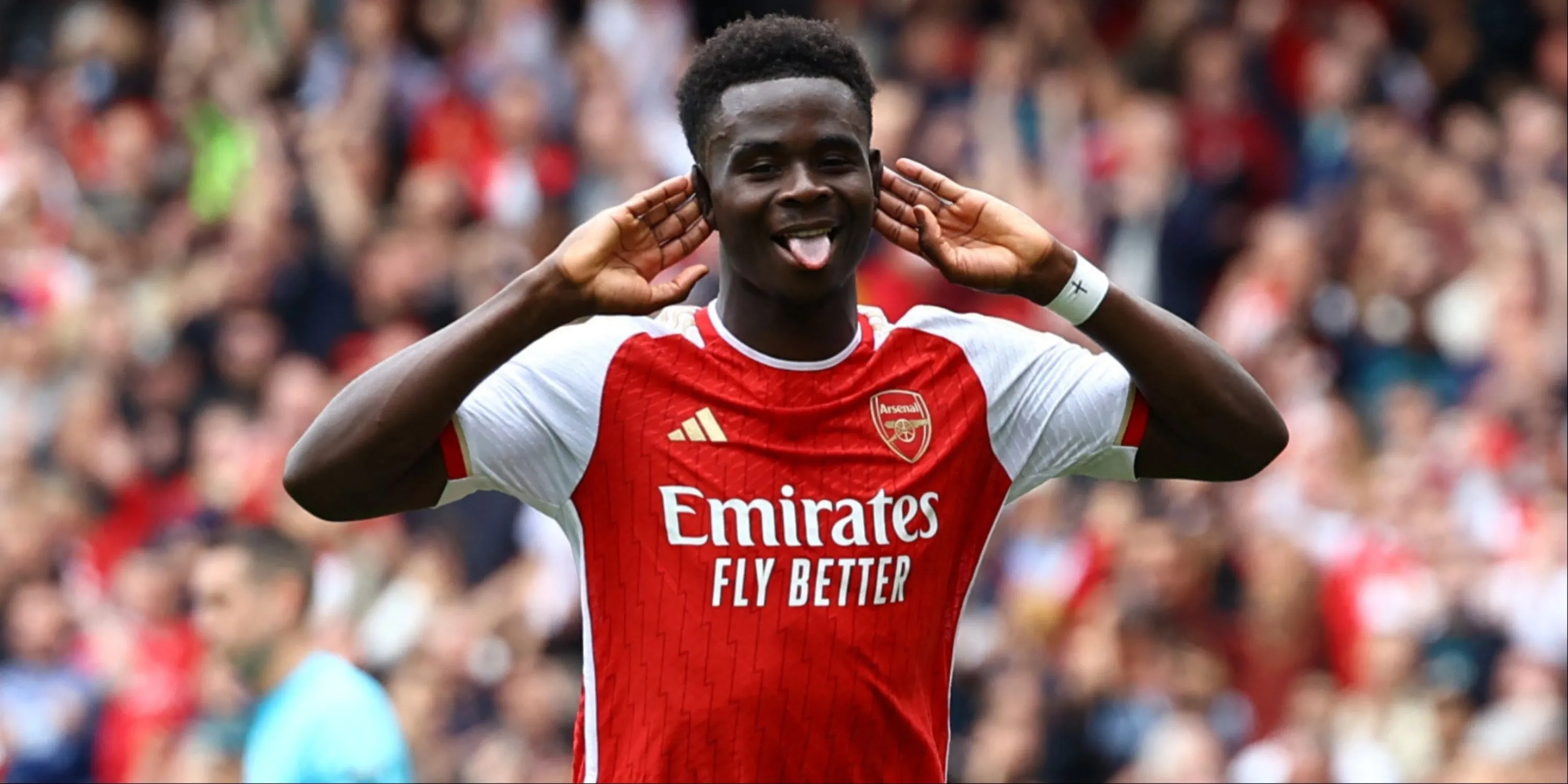Bukayo Saka ăn mừng bàn thắng cho Arsenal