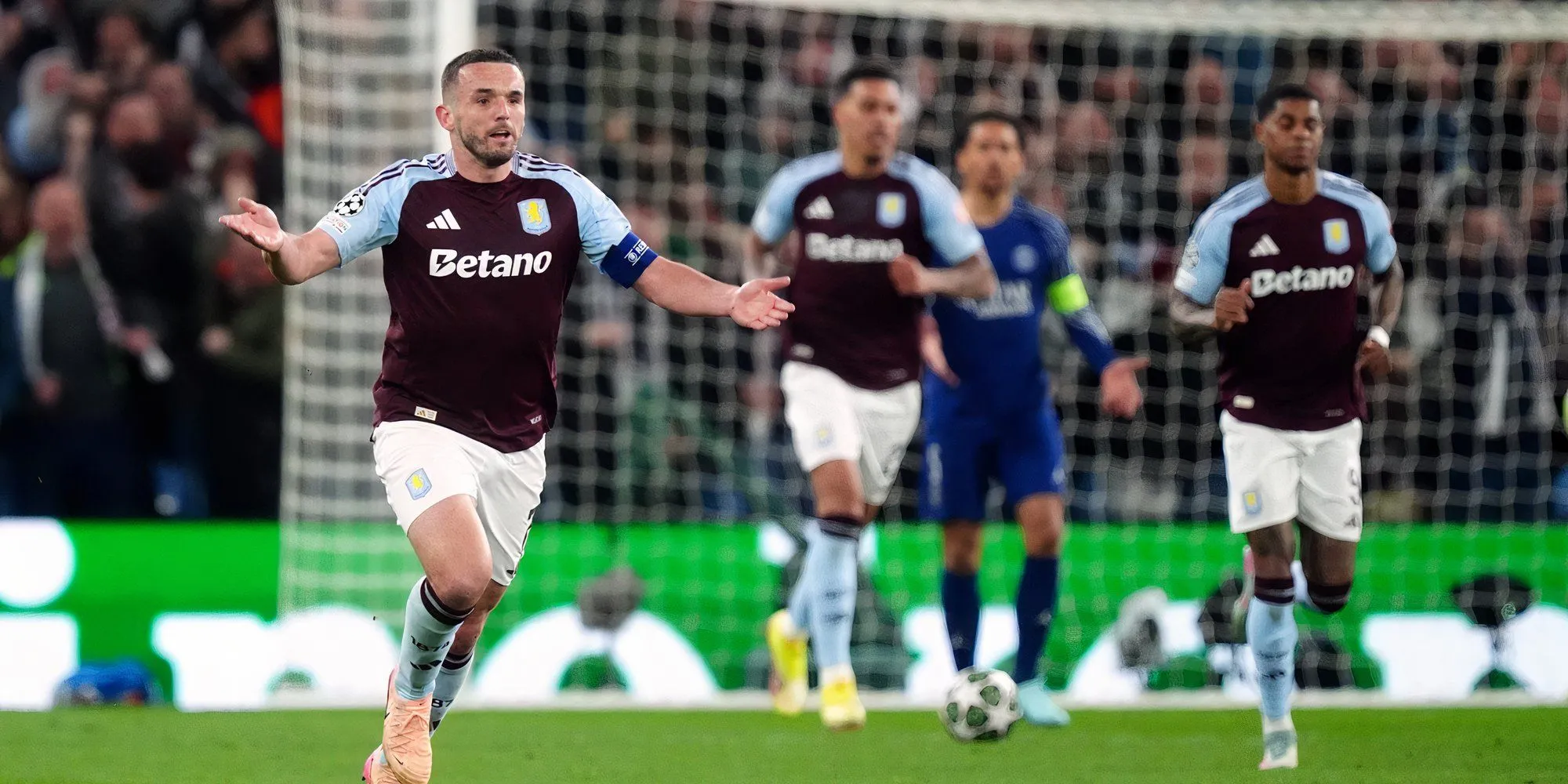 Các cầu thủ Aston Villa trong một trận đấu tại Champions League