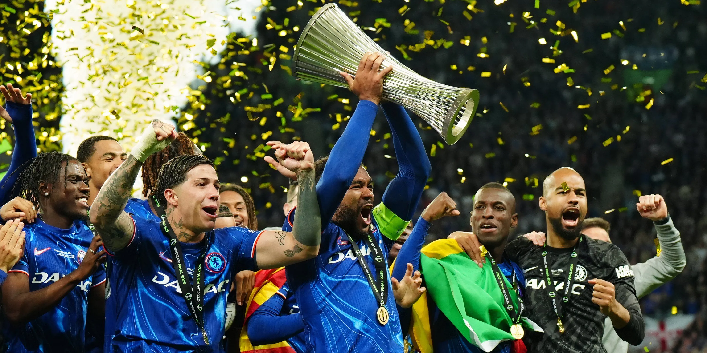 Các cầu thủ Chelsea nâng cao chiếc cúp vô địch Europa Conference League