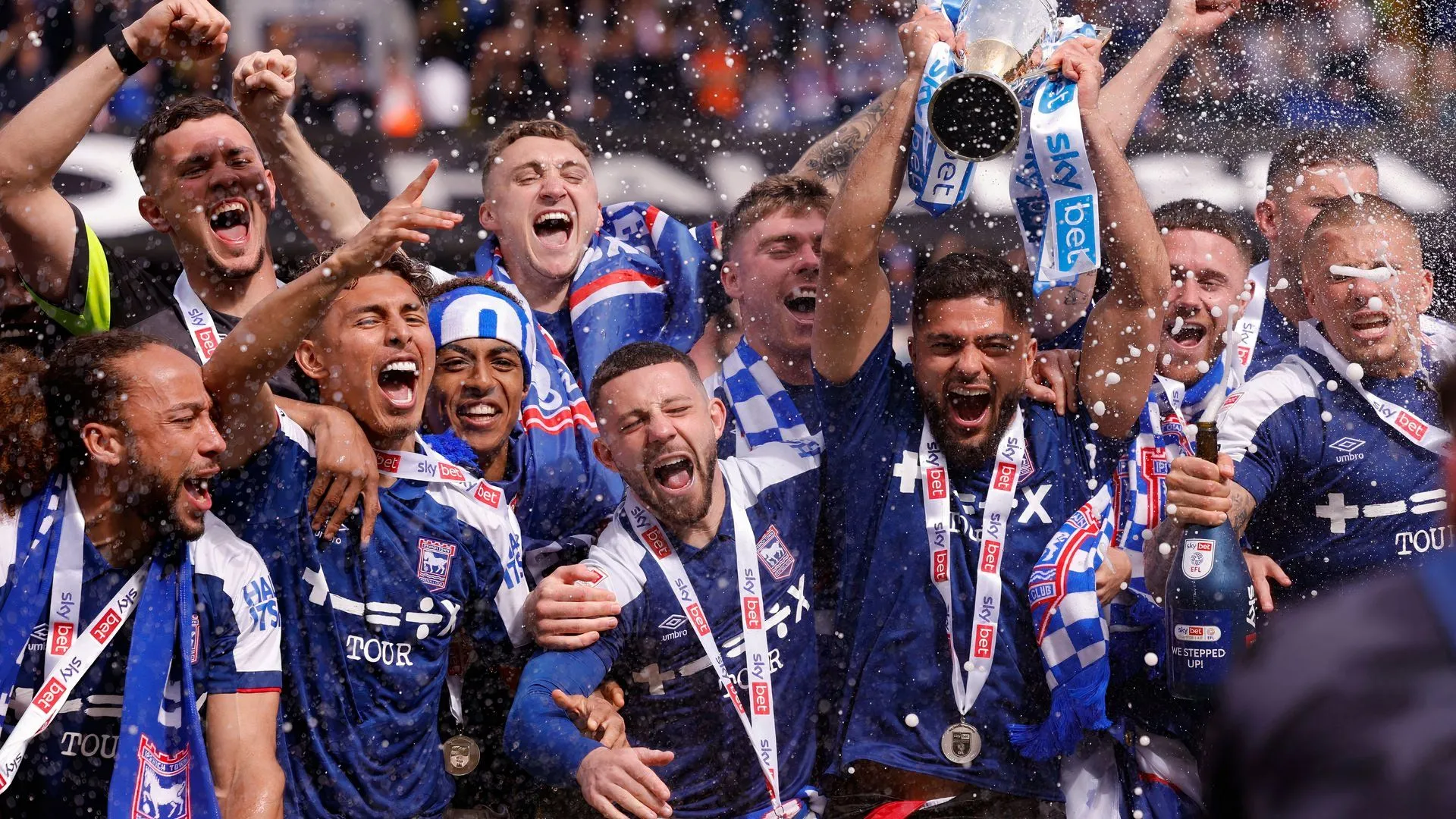 Các cầu thủ Ipswich Town ăn mừng khoảnh khắc thăng hạng đầy cảm xúc sau mùa giải League One thành công