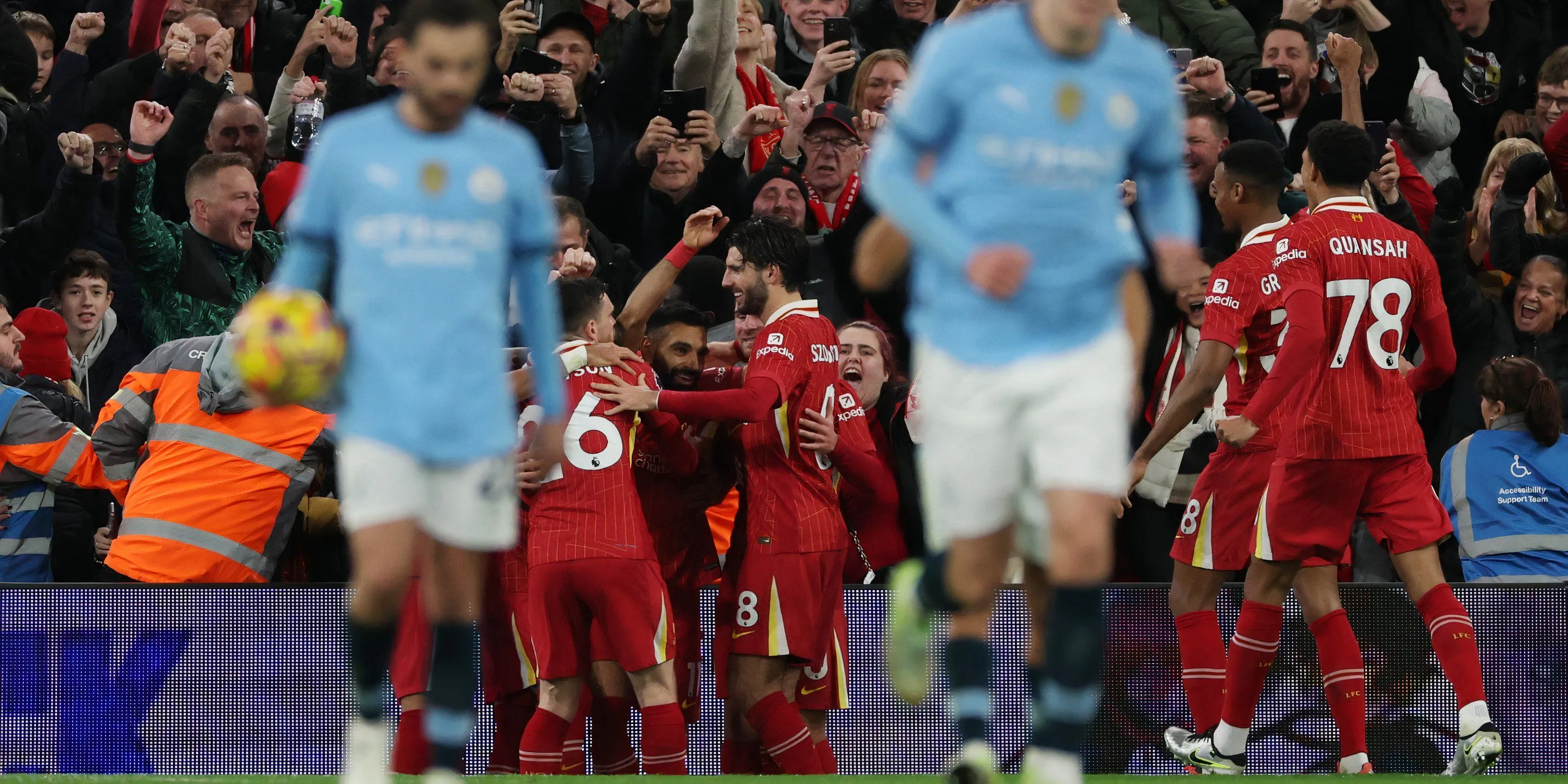 Các cầu thủ Liverpool ăn mừng trong một trận đấu