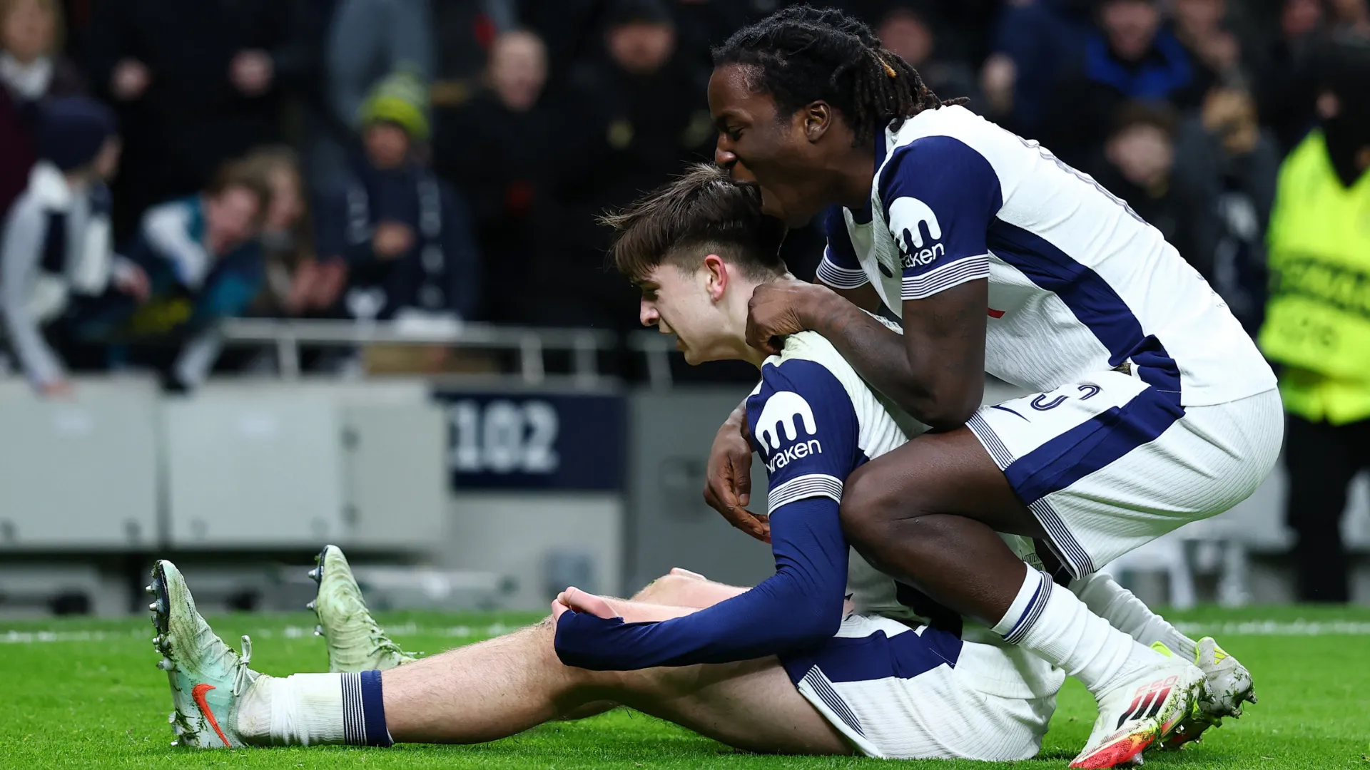 Cầu thủ trẻ Mikey Moore trong màu áo Tottenham