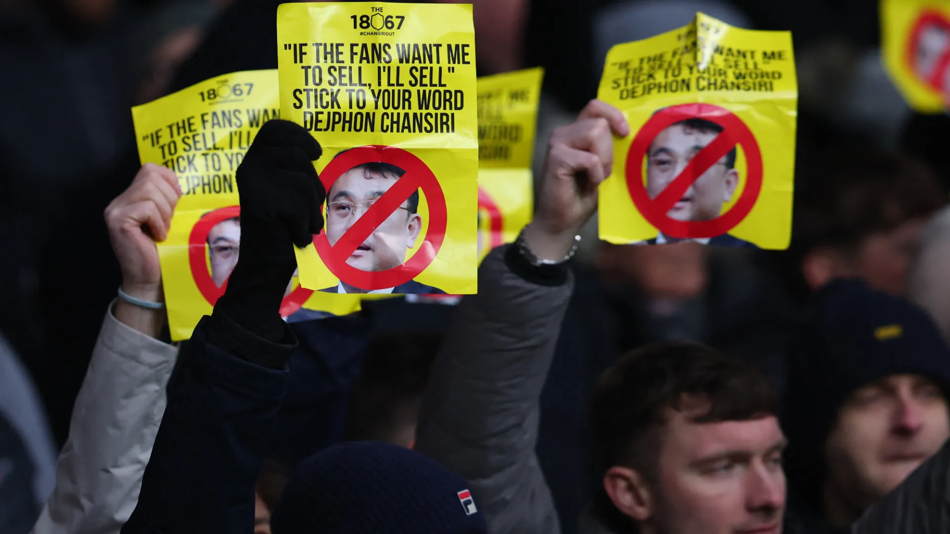 CĐV Sheffield Wednesday biểu tình phản đối Dejphon Chansiri