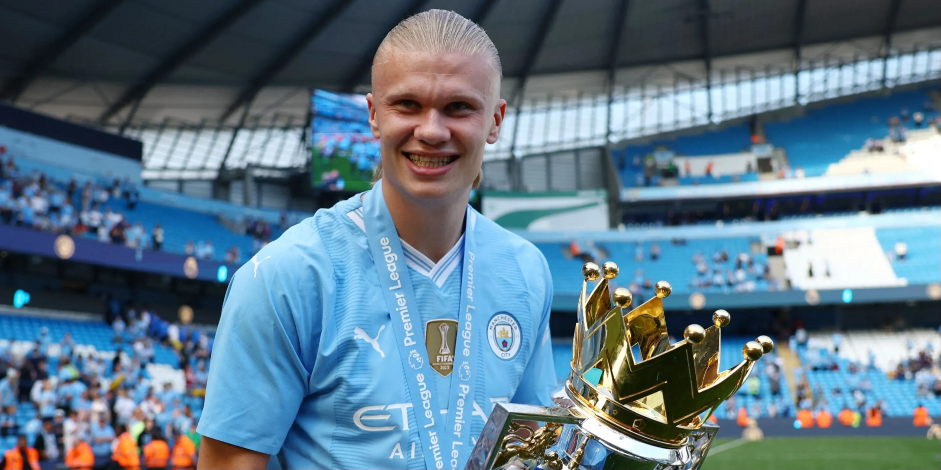 Erling Haaland nâng cao chiếc cúp Premier League