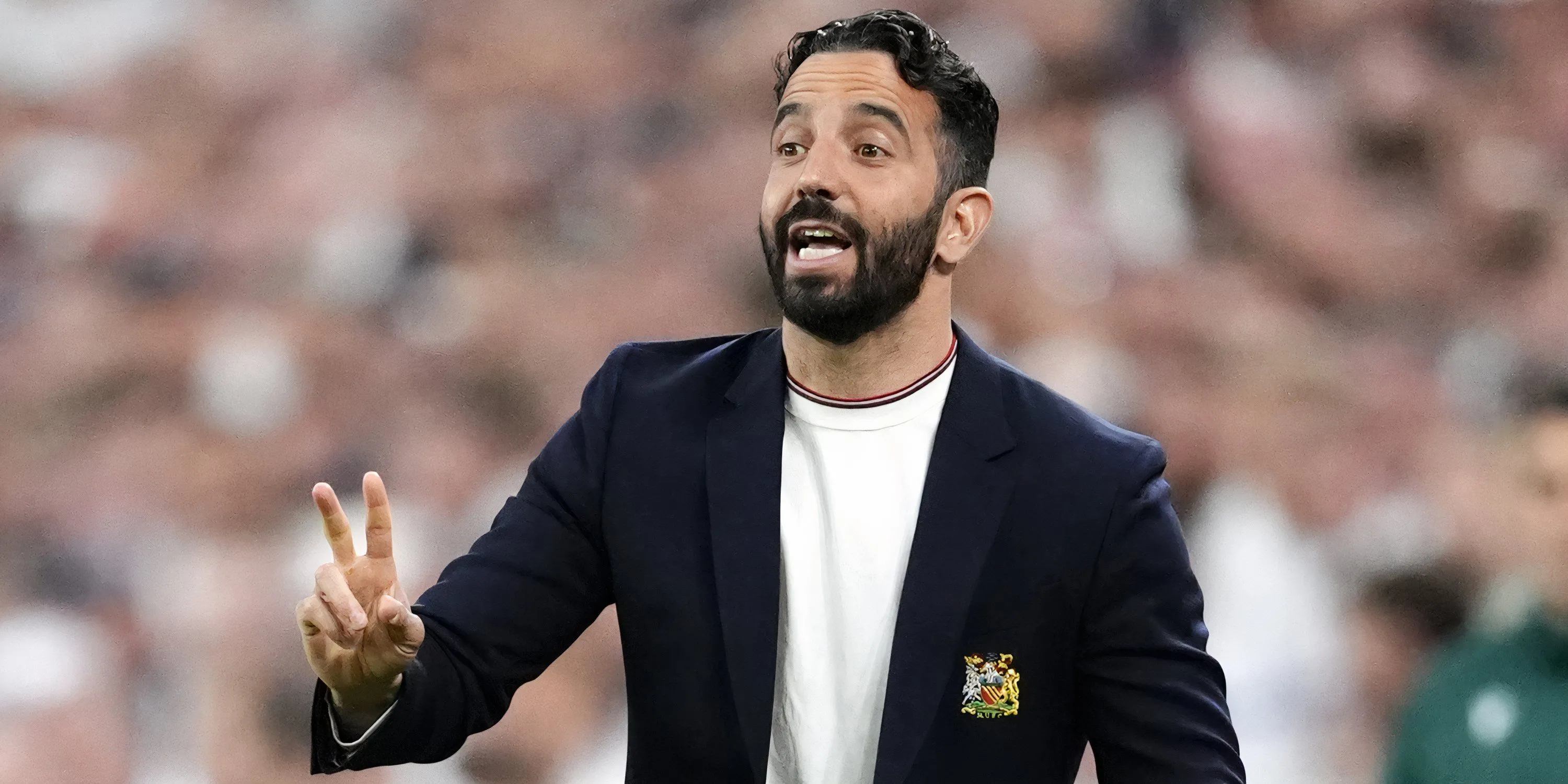 HLV Ruben Amorim trên đường biên chỉ đạo trận đấu của Manchester United