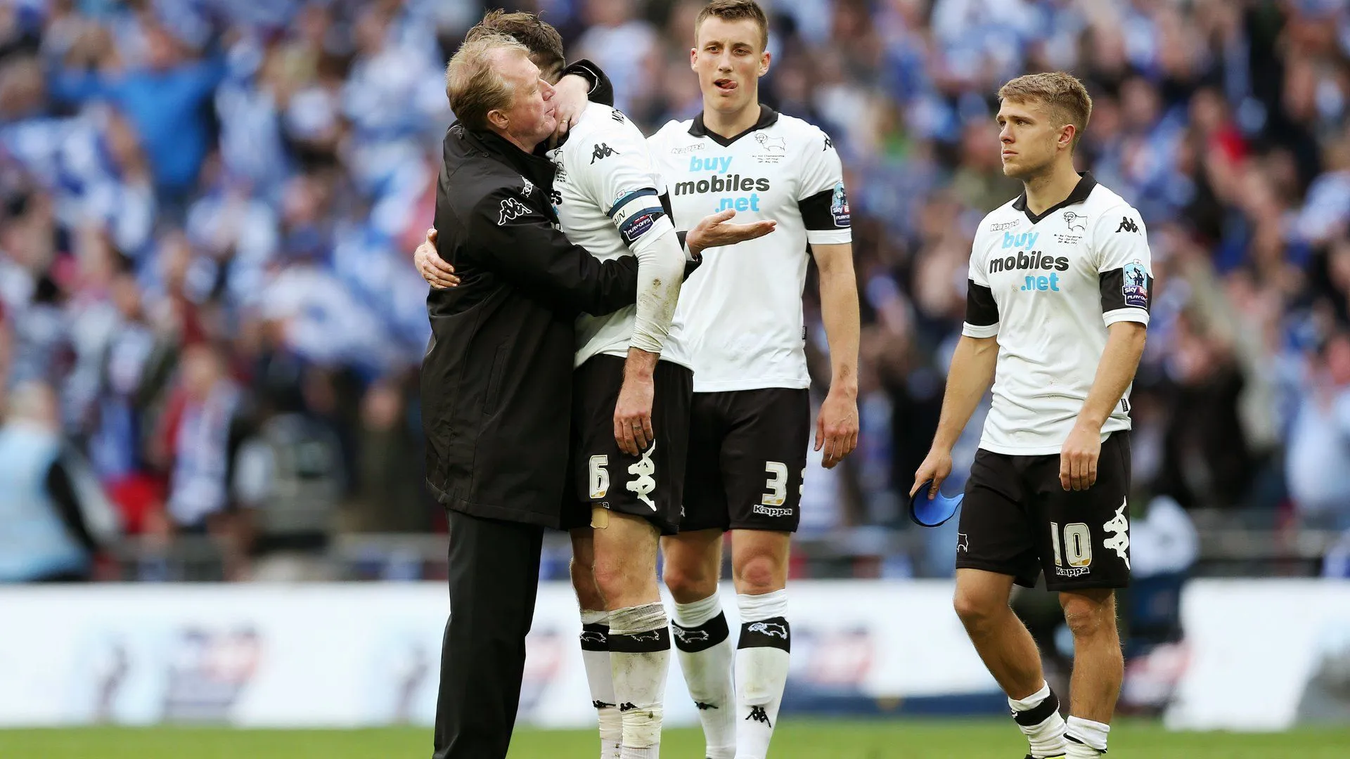 HLV Steve McClaren cùng các cầu thủ Derby County, bối cảnh trận chung kết play off 2014