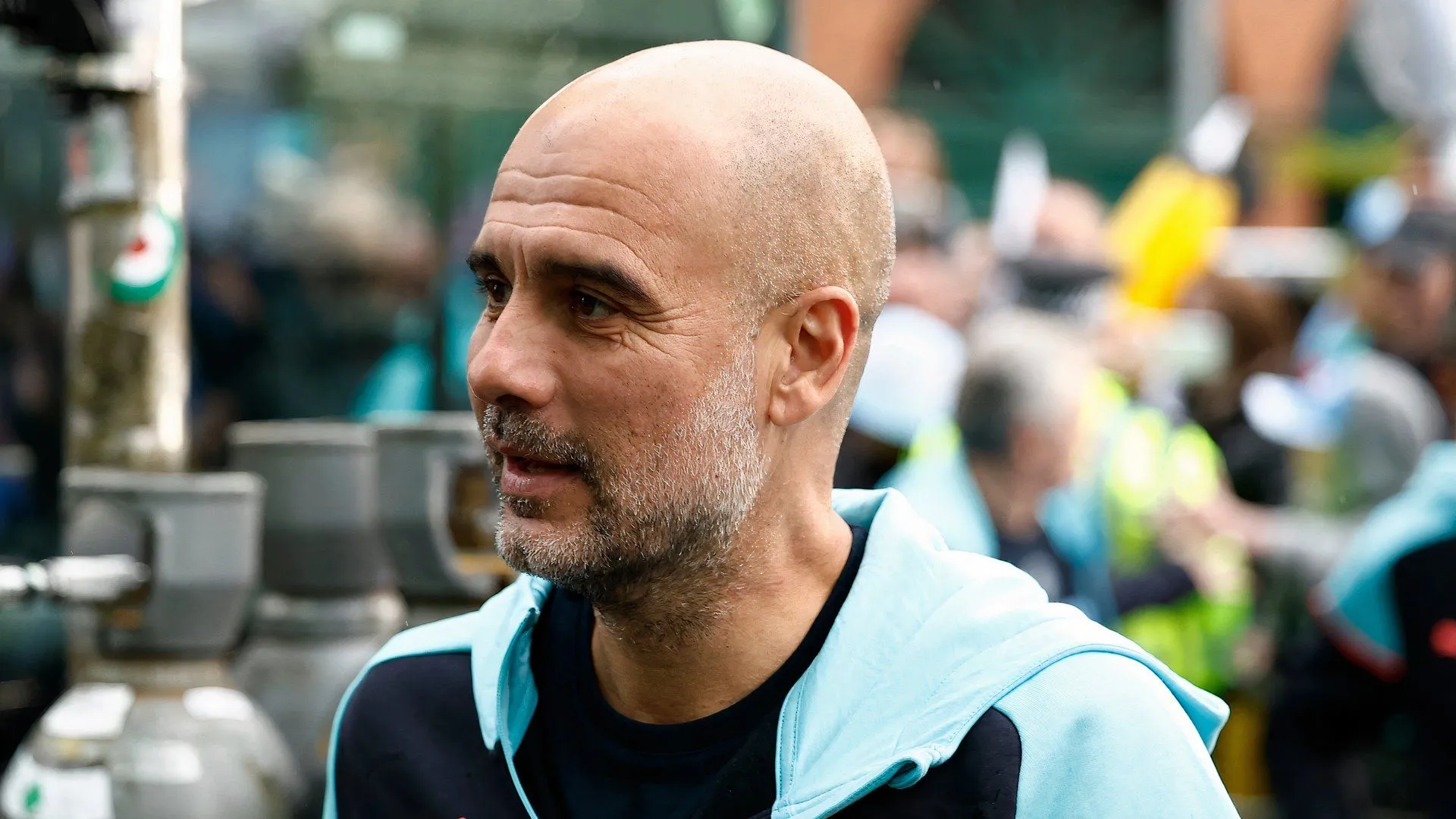 Huấn luyện viên Pep Guardiola của Manchester City theo dõi trận đấu.