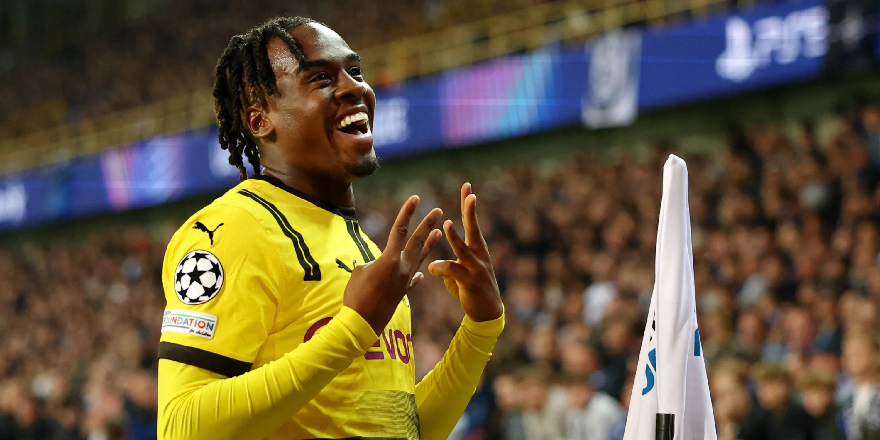 Jamie Bynoe-Gittens thi đấu cho Borussia Dortmund, được Chelsea theo đuổi