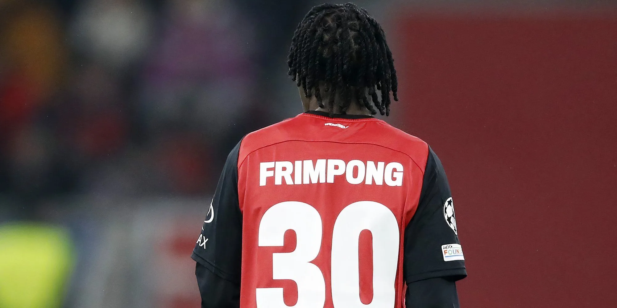 Jeremie Frimpong trong màu áo Bayer Leverkusen với số 30, chuẩn bị chuyển đến Liverpool