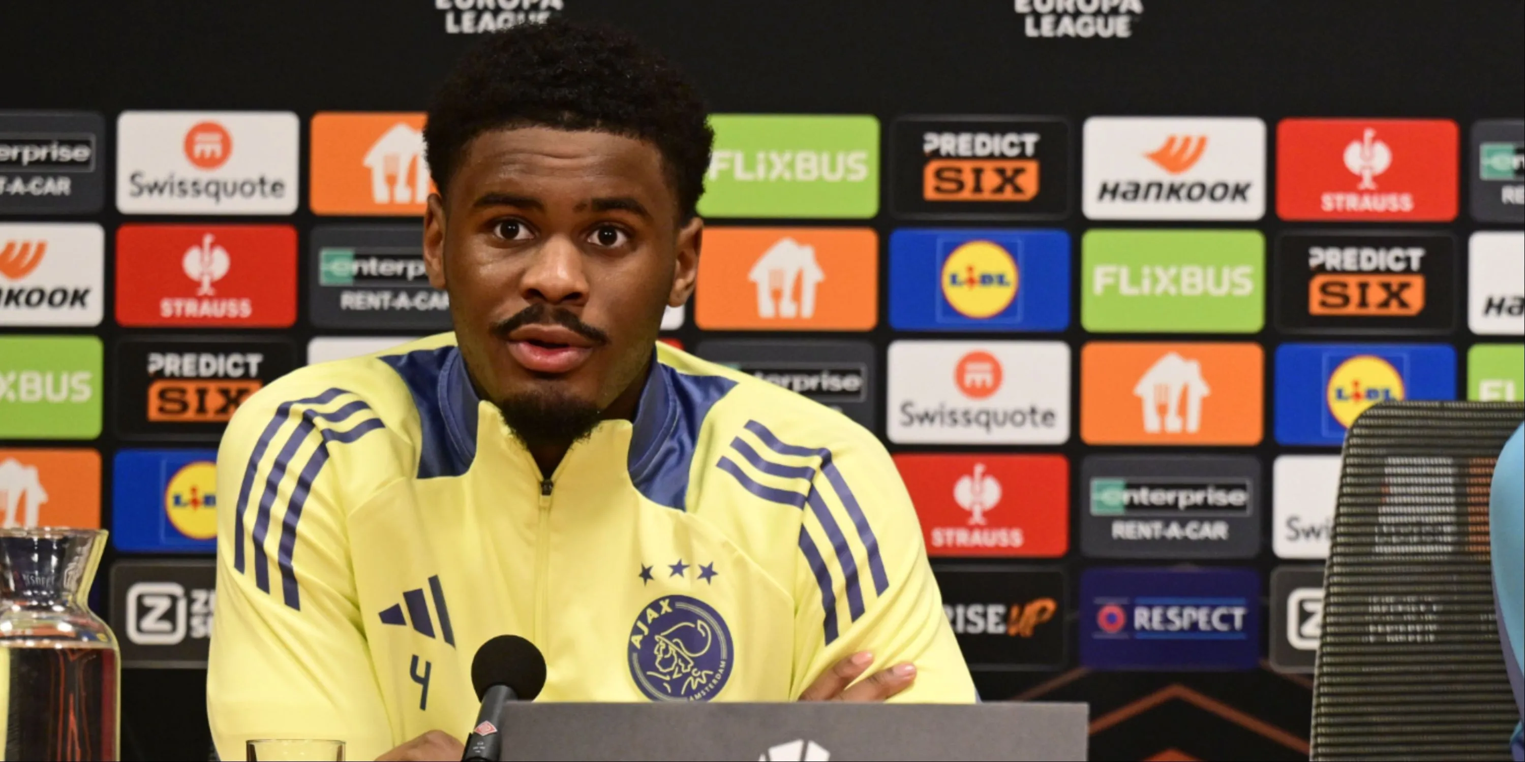 Jorrel Hato, hậu vệ trẻ của Ajax mà Arsenal đang theo dõi