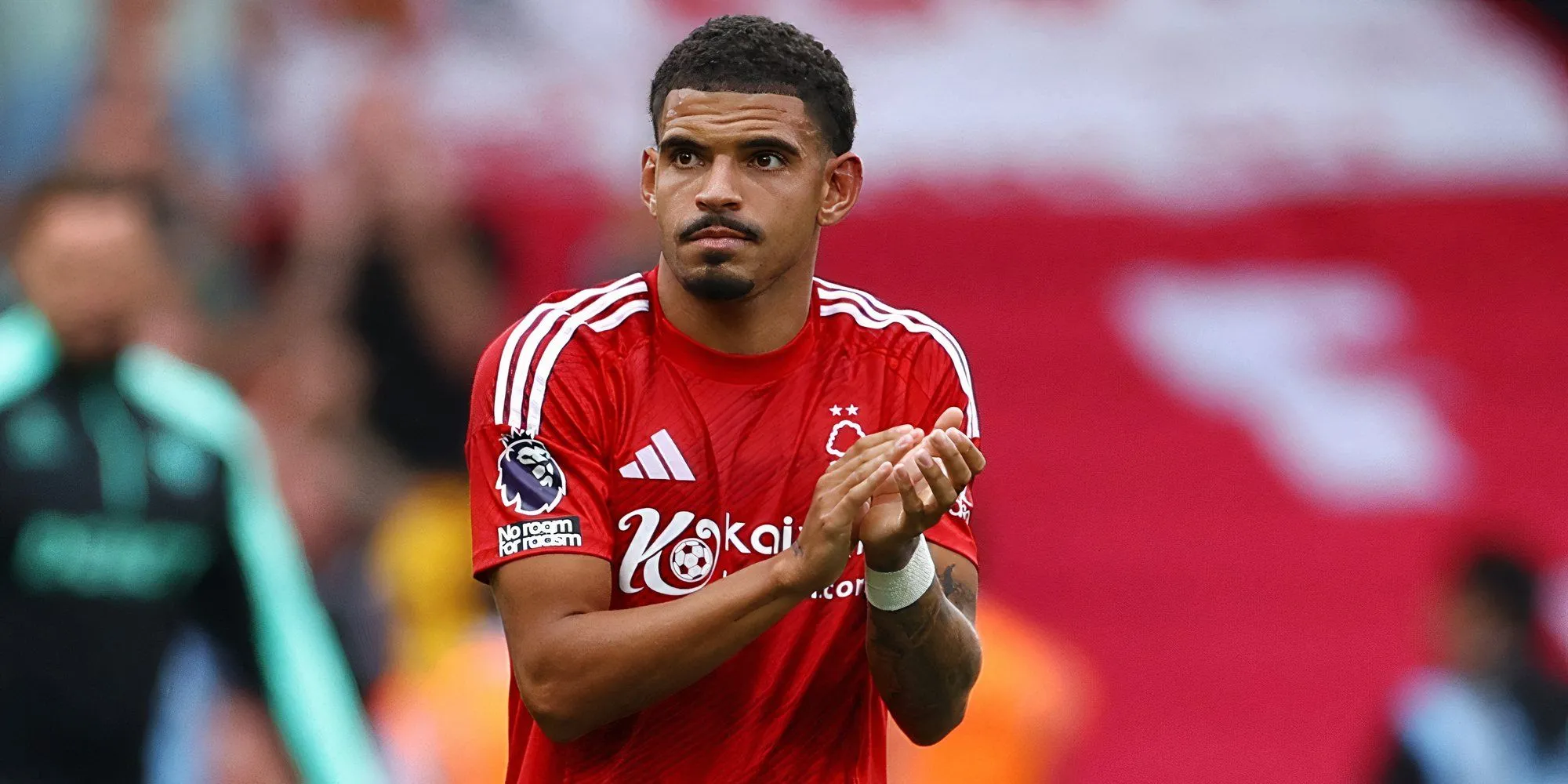Morgan Gibbs-White thi đấu cho Nottingham Forest
