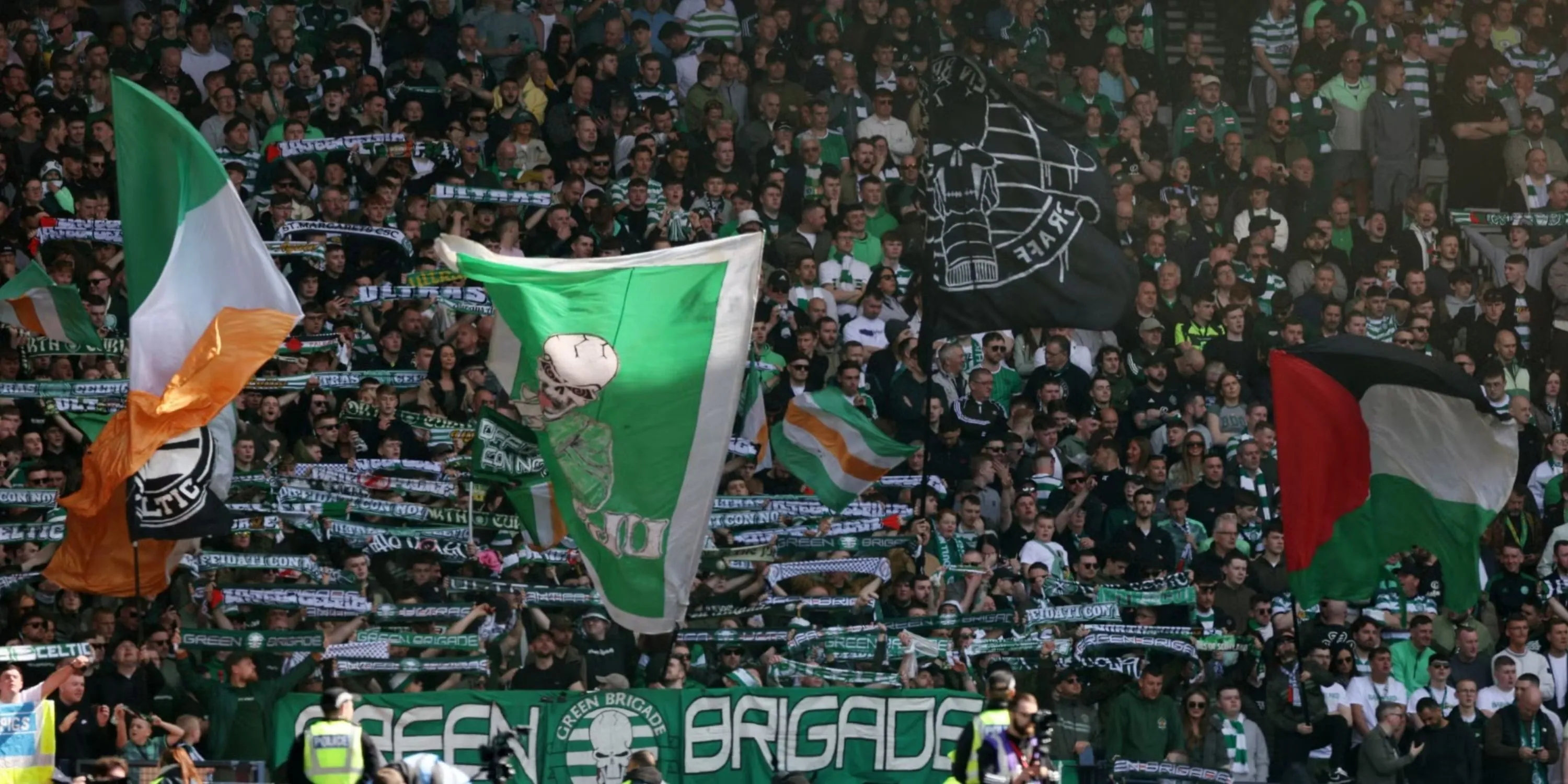 Người hâm mộ Celtic cổ vũ đội nhà trên khán đài