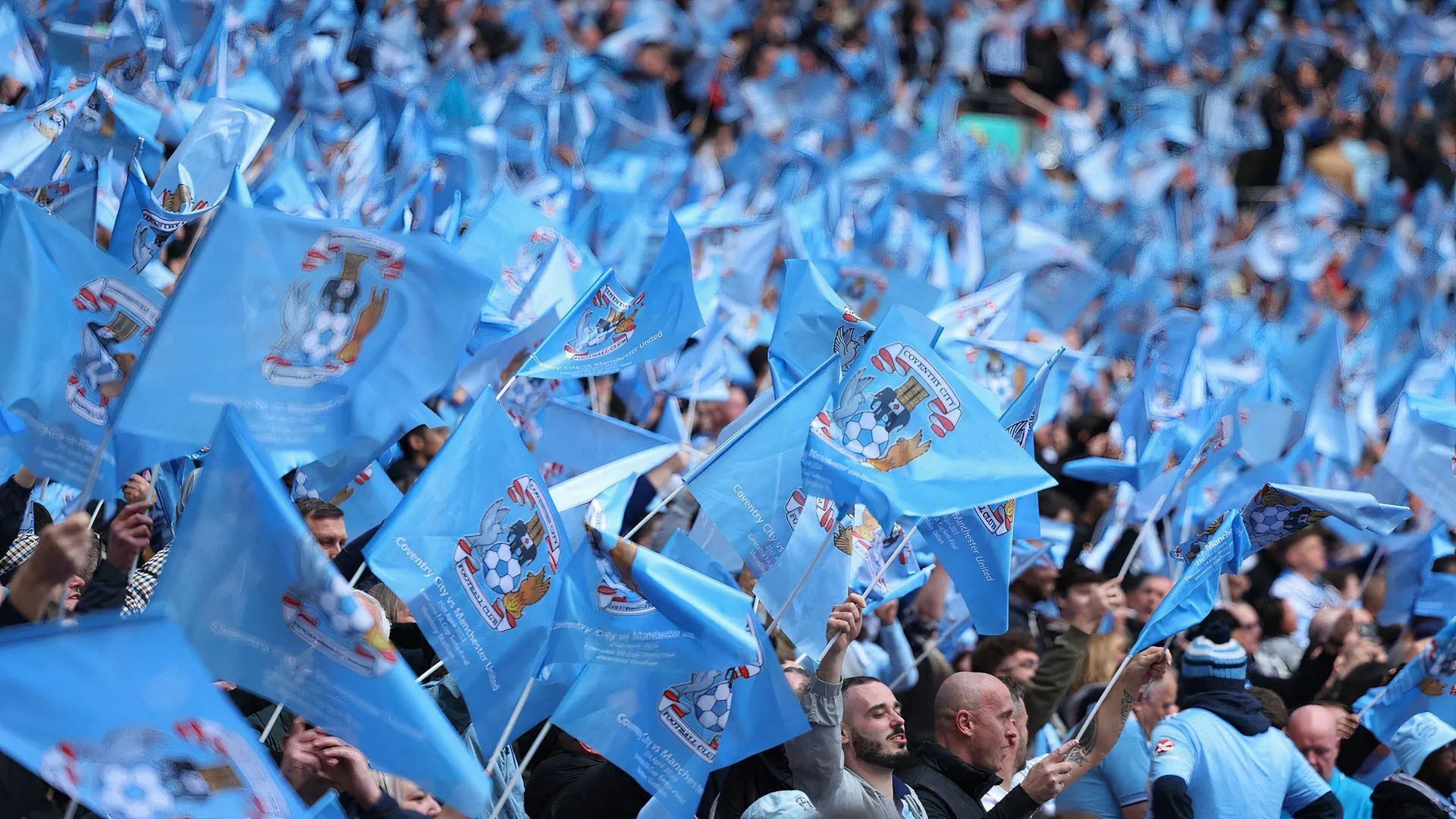 Người hâm mộ Coventry City cổ vũ trên khán đài