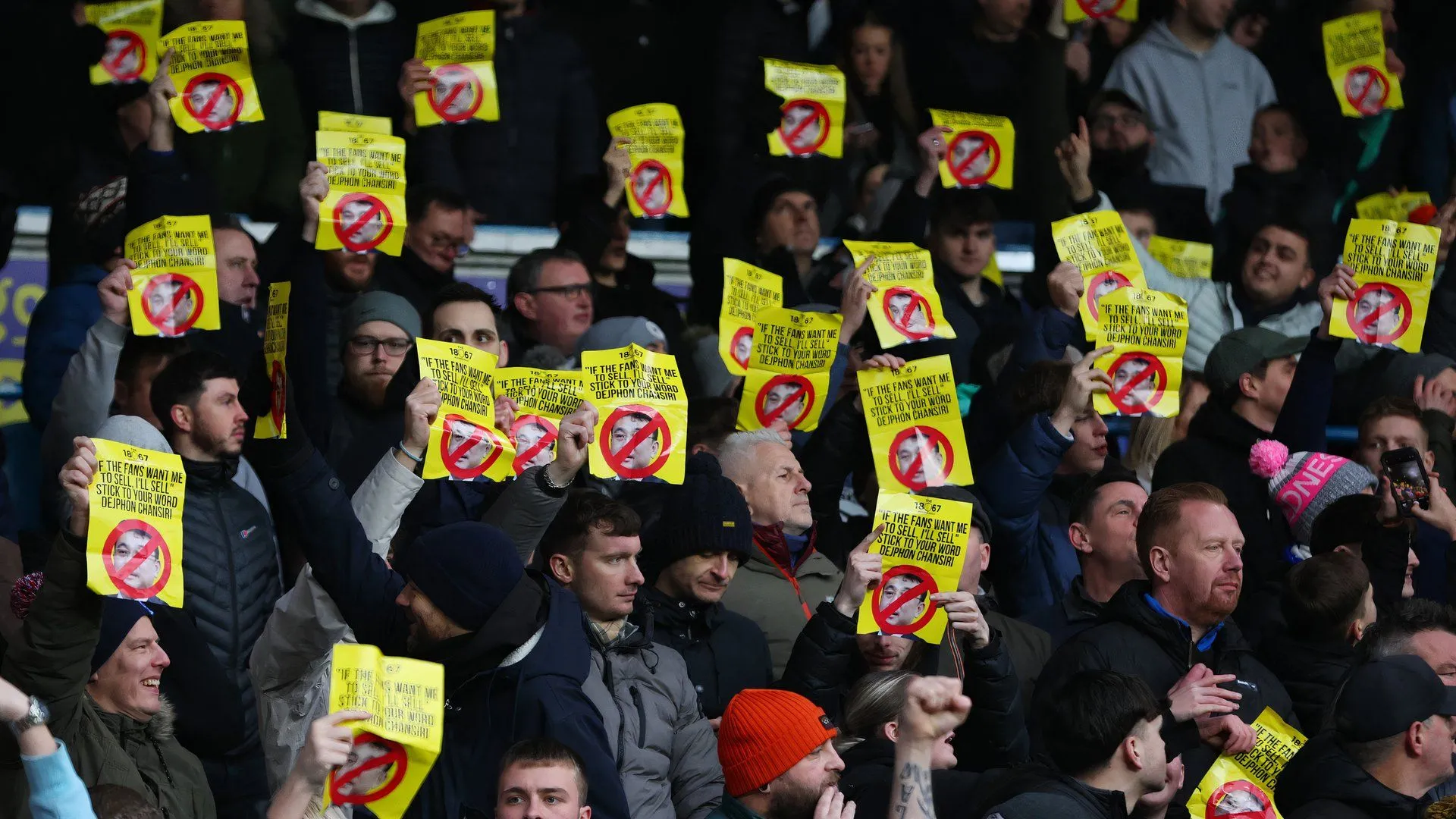 Người hâm mộ Sheffield Wednesday biểu tình phản đối chủ sở hữu Dejphon Chansiri
