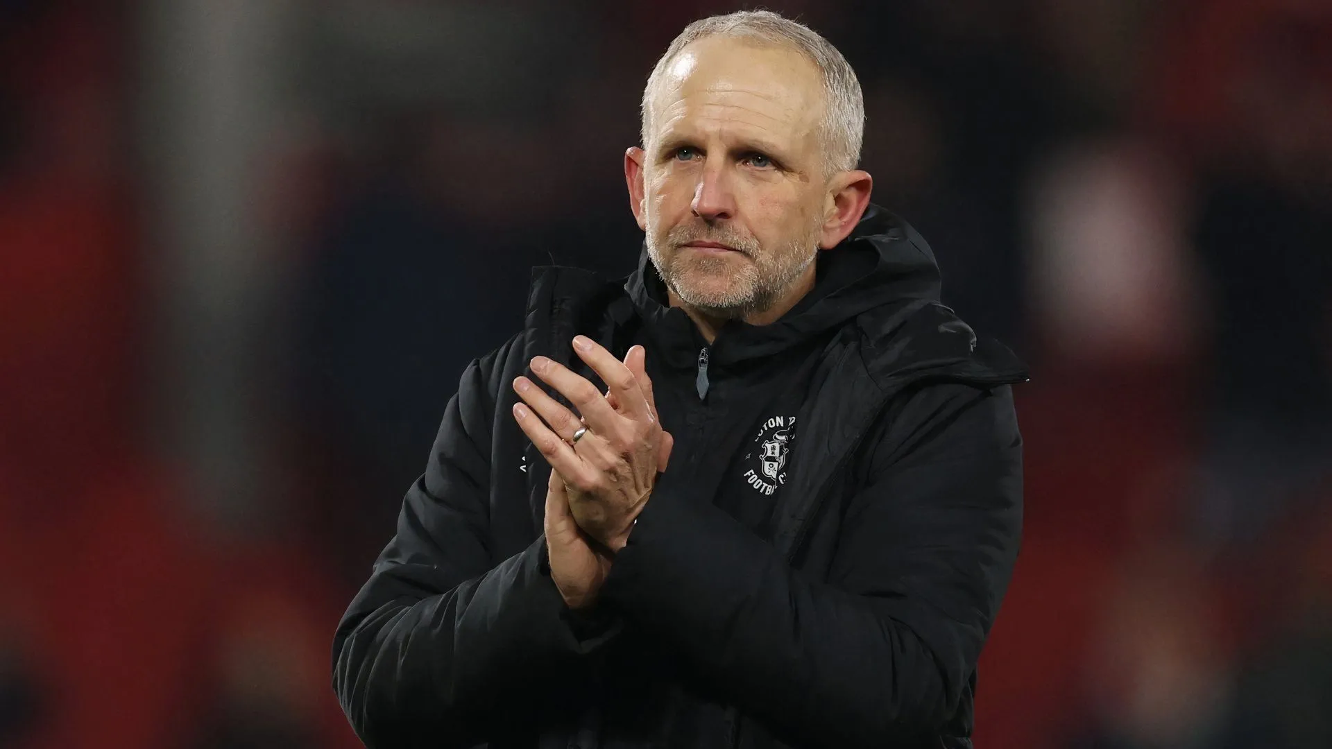 Paul Trollope trong trang phục Luton Town khi còn là trợ lý HLV