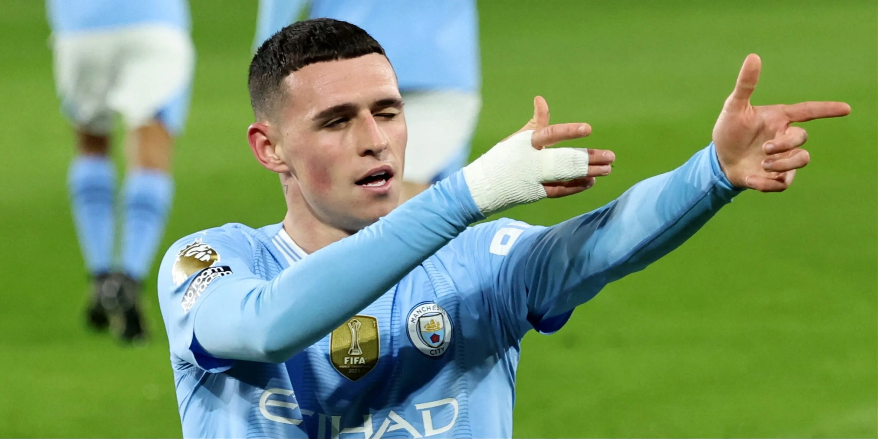 Phil Foden ăn mừng cùng đồng đội Man City