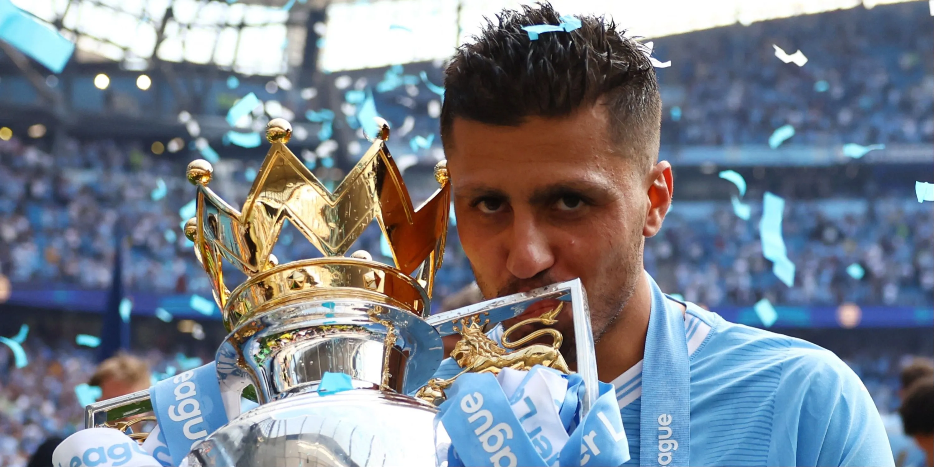 Rodri cùng chiếc cúp Premier League
