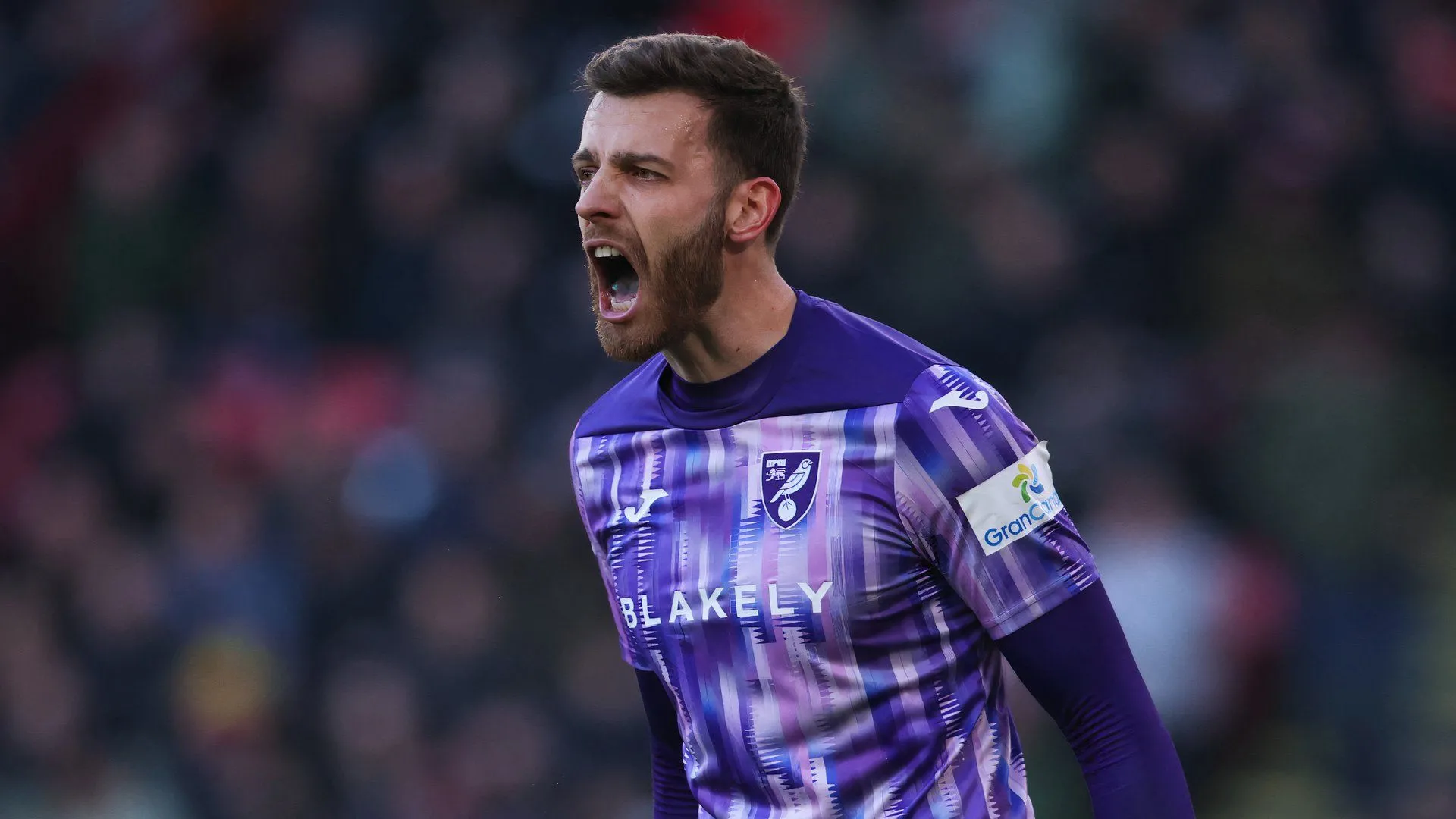 Thủ môn Angus Gunn trong màu áo Norwich City thi đấu tại giải Championship