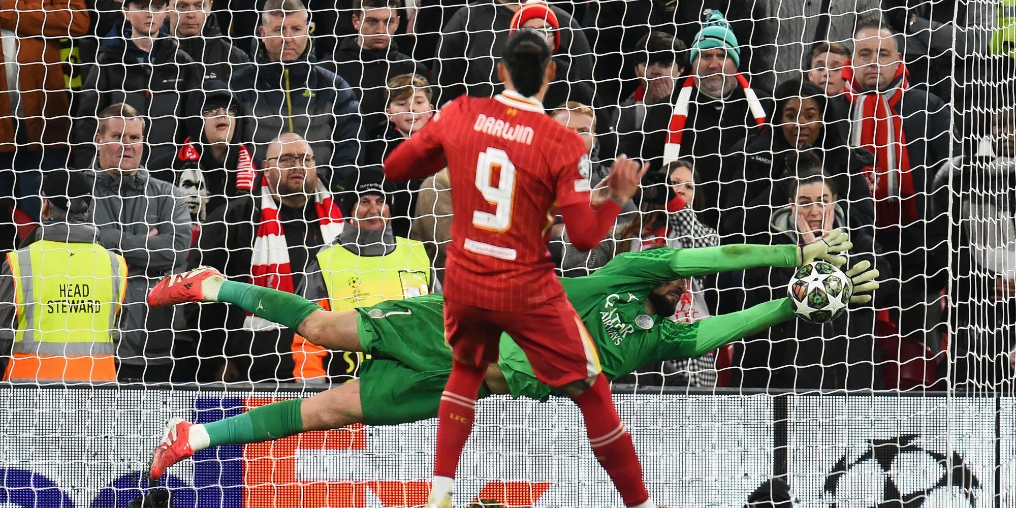 Thủ môn Gianluigi Donnarumma của PSG cản phá cú sút của Darwin Nunez bên phía Liverpool