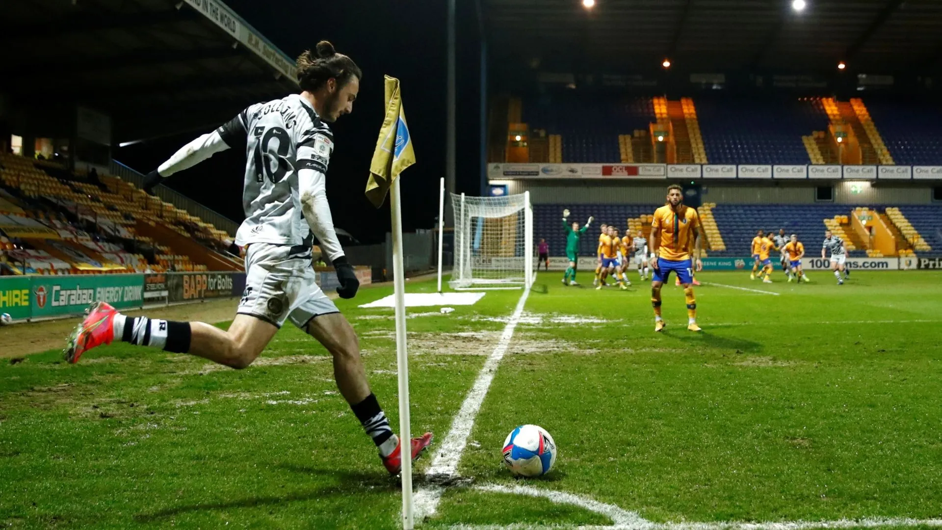 Tiền đạo Aaron Collins trong màu áo Bolton Wanderers