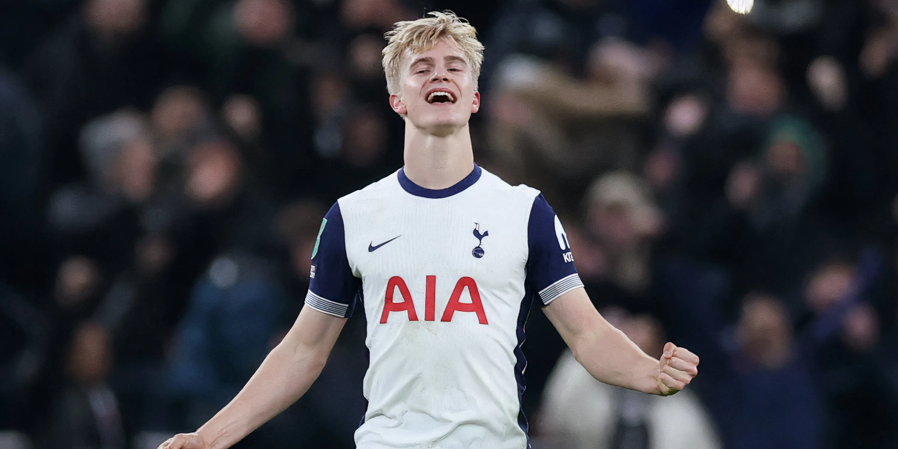 Tiền vệ trẻ Lucas Bergvall trong buổi tập của Spurs