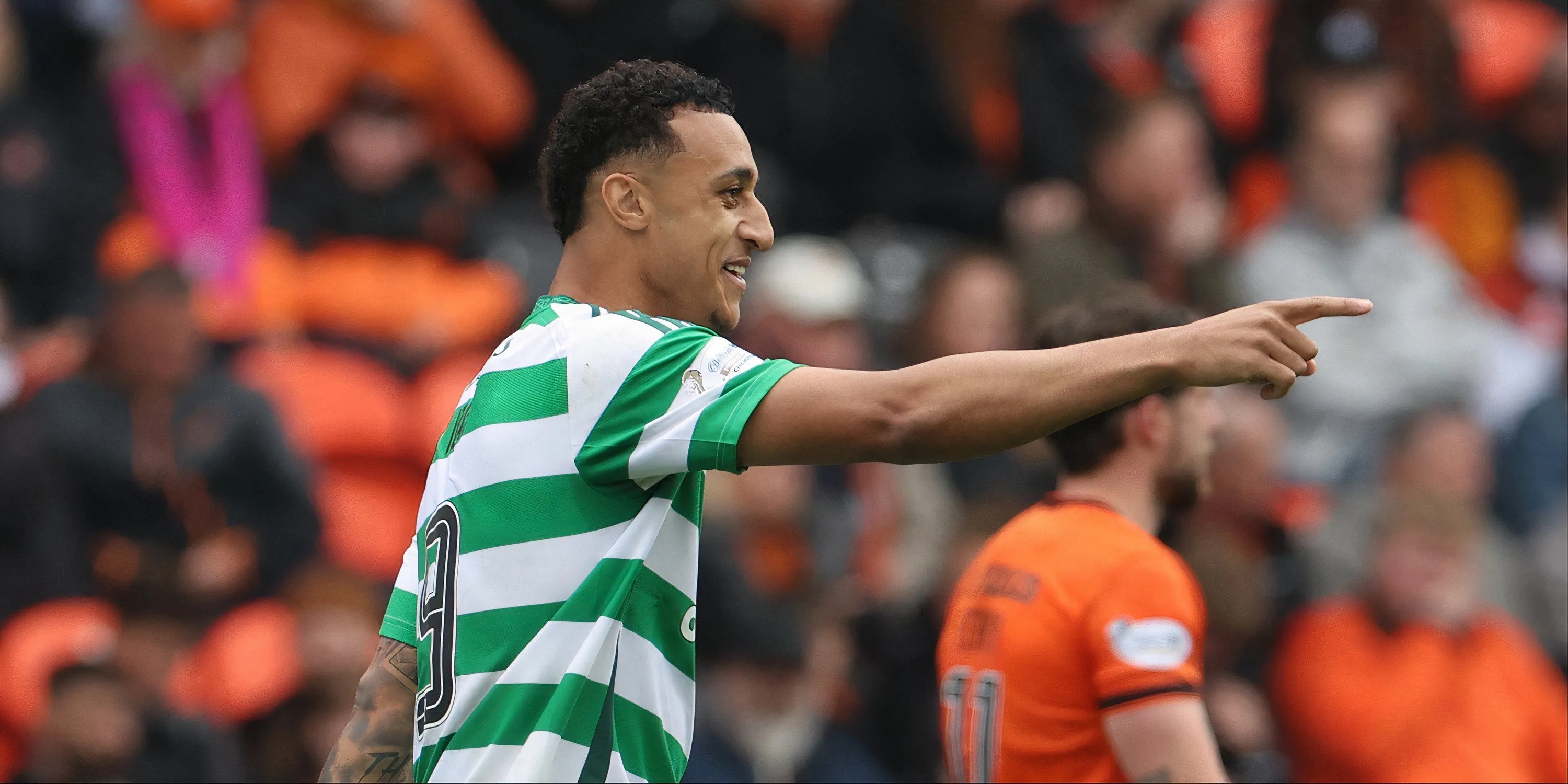 Adam Idah trong màu áo Celtic, ánh mắt đăm chiêu