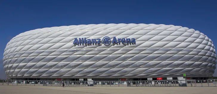 Allianz Arena đêm lung linh, một biểu tượng kiến trúc rực rỡ trong bóng đá Đức