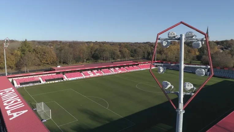 Ánh đèn rực sáng tại sân Peninsula Stadium, nơi Salford City FC thi đấu