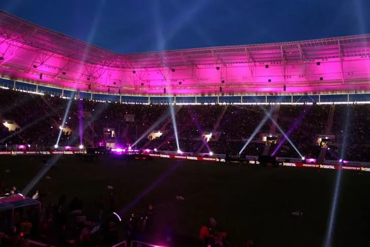 Ánh sáng tím huyền ảo bao trùm Rhein-Neckar-Arena, tạo nên một không gian đặc biệt trong đêm.