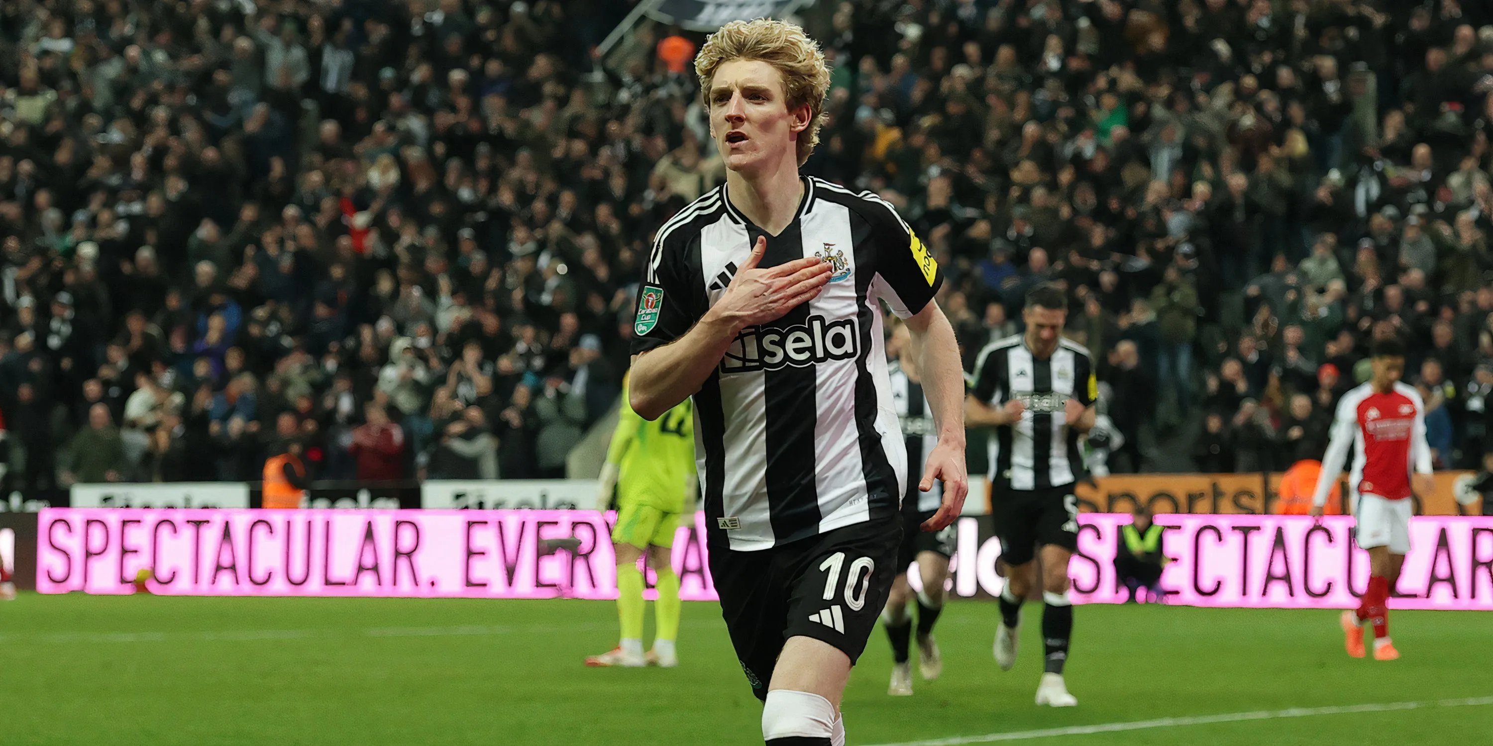 Anthony Gordon và HLV Eddie Howe tại Newcastle United