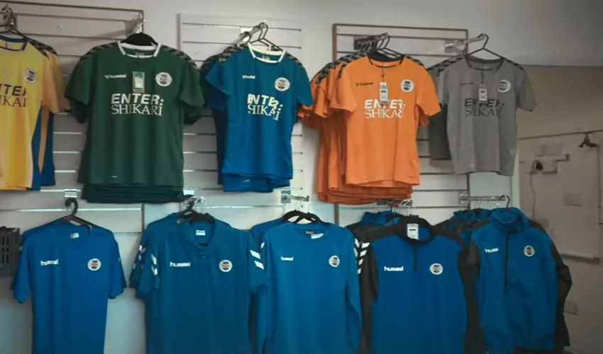 Áo đấu sân nhà xanh vàng của St Albans City FC