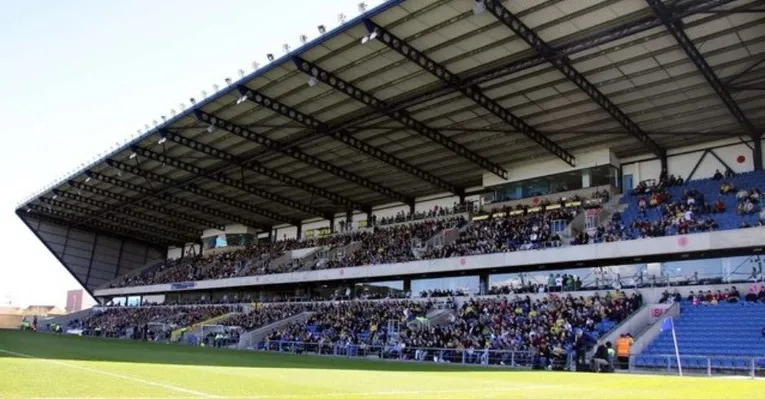 Bầu không khí trước trận đấu tại Kassam Stadium, những hy vọng đan xen trong tiếng reo hò